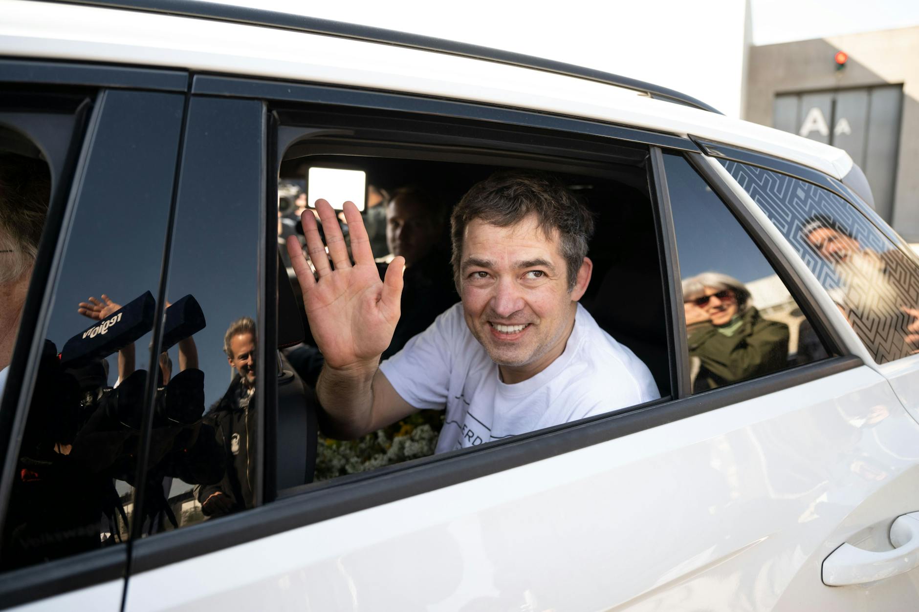 Michael Ballweg verlässt in einem Auto von einem seiner Rechtsanwälte die Justizvollzugsanstalt Stuttgart-Stammheim. 