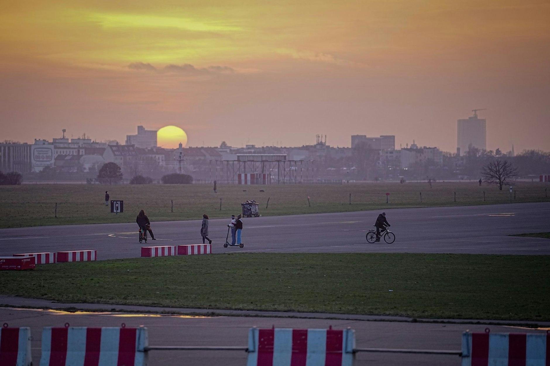 Blick auf das Tempelhofer Feld: CDU und SPD wollen „Möglichkeiten einer behutsamen Randbebauung“ ausloten.