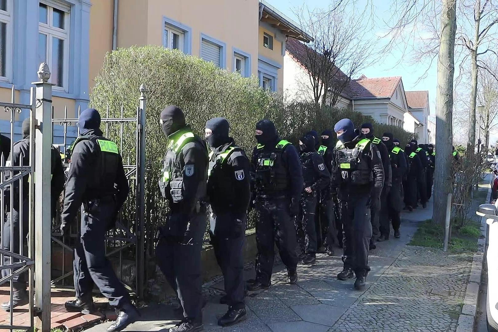 Eine Hundertschaft marschierte in Buckow auf: Es ging um sechs Akkus.