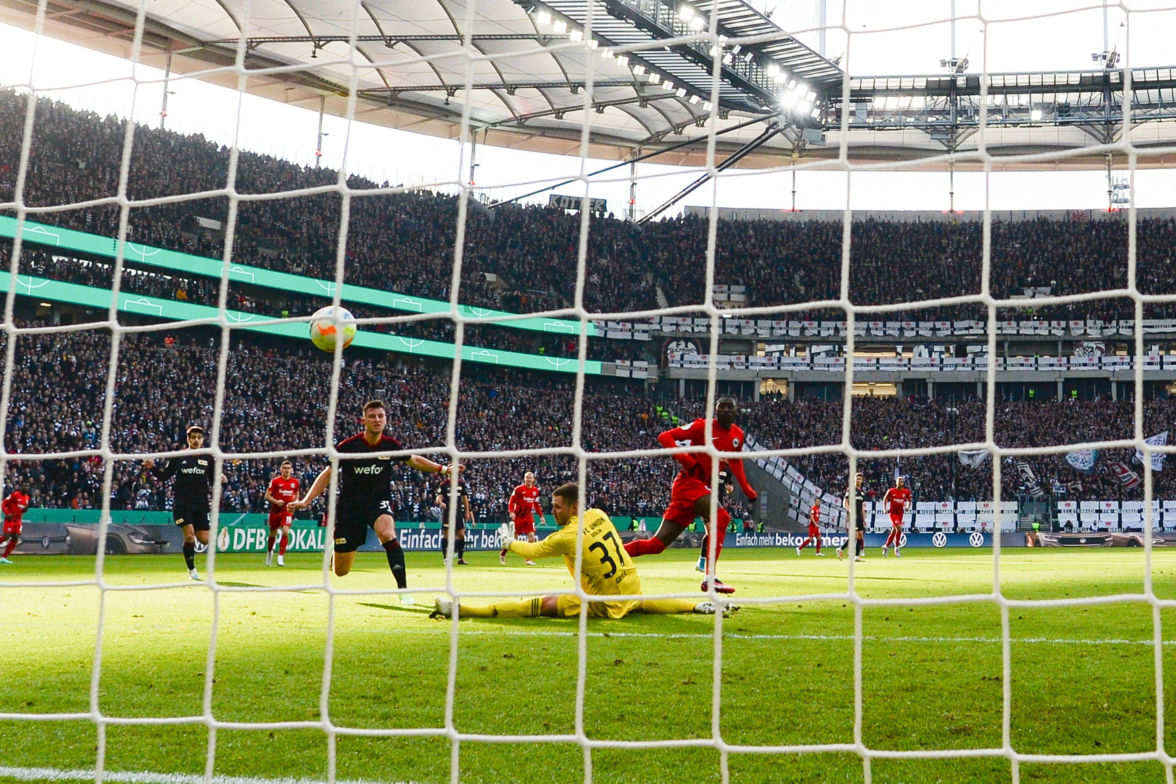 Frankfurts Stürmer Kolo Muani trifft im DFB-Pokal bereits in der 1.1. Minute zum 1:0 gegen den 1. FC Union