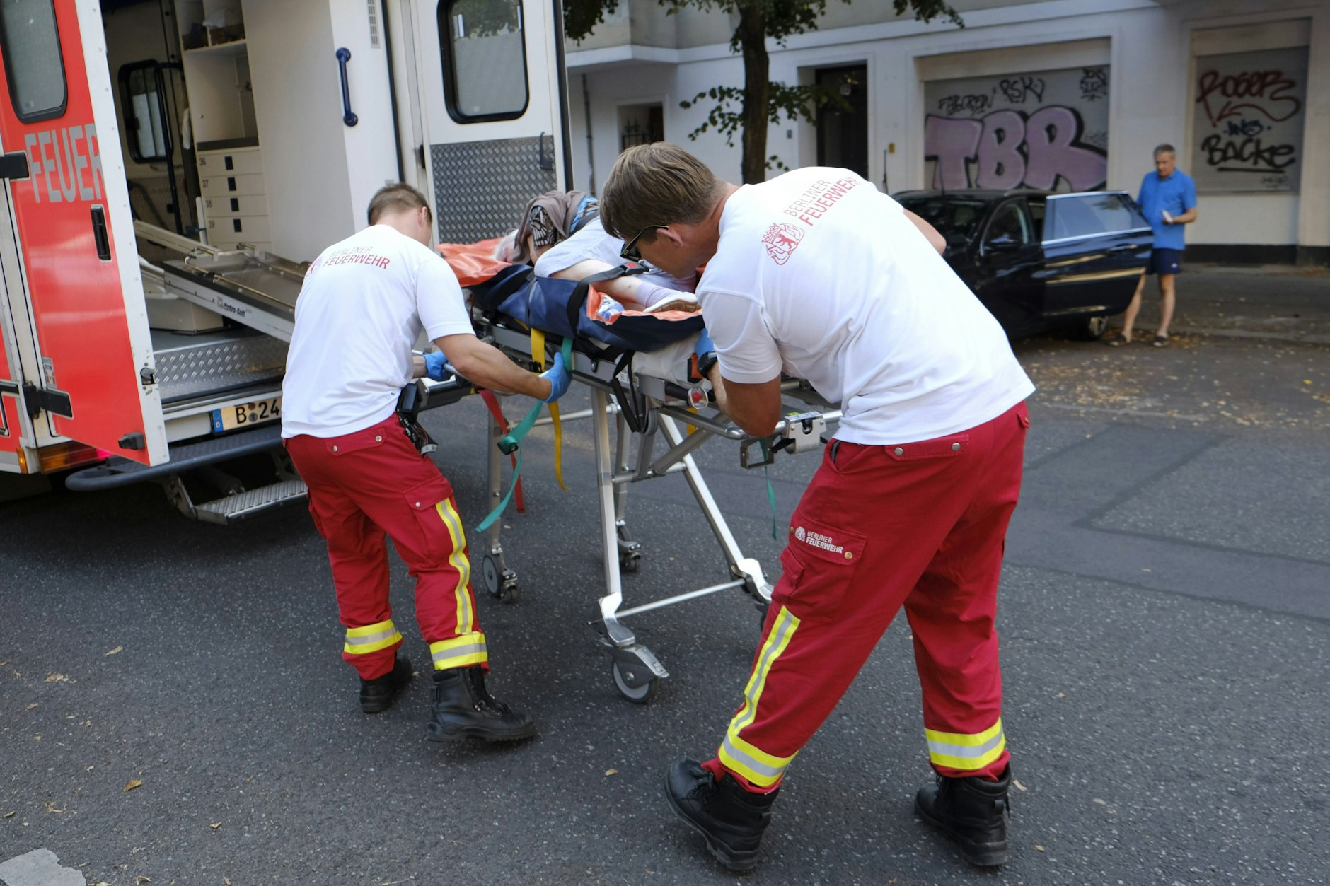 Mitarbeiter des Rettungsdienstes der Berliner Feuerwehr&nbsp; transportieren einen Patienten ab.