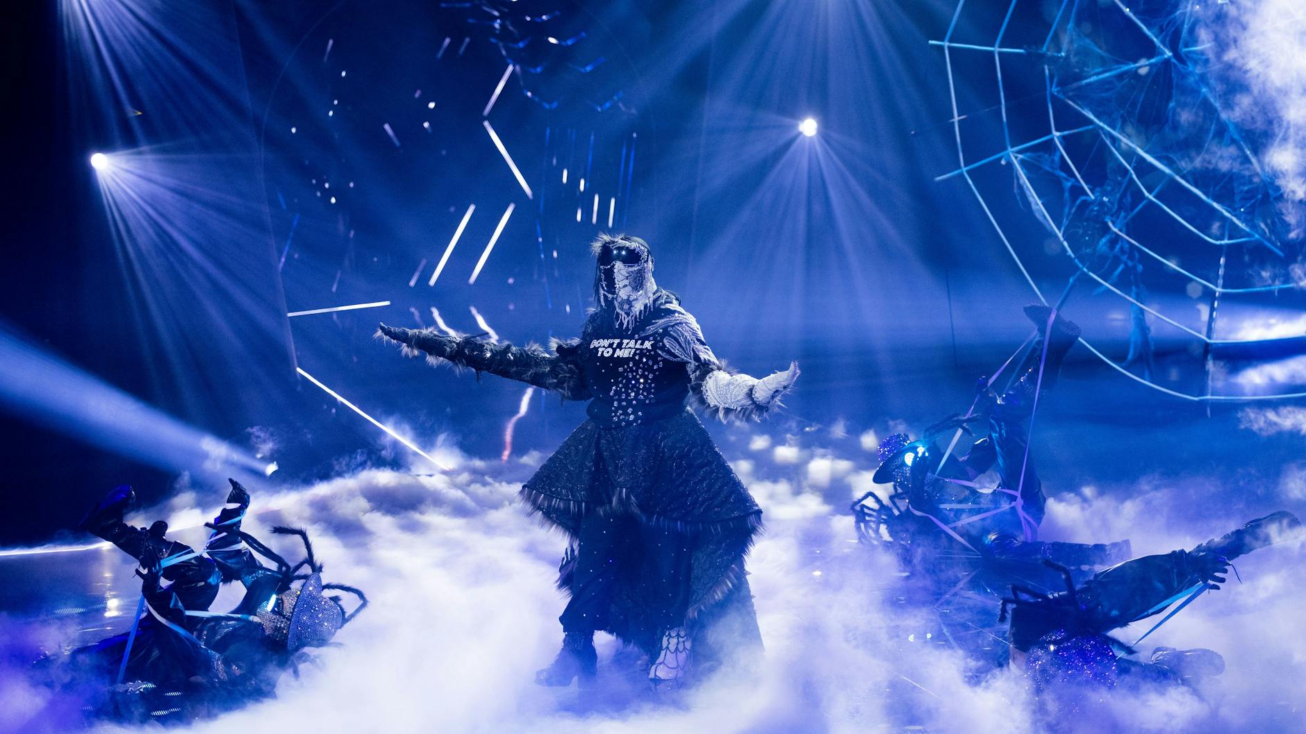 Diamantula in der ersten Show von „The Masked Singer“ auf der Bühne. Welcher Star steckt im Kostüm?