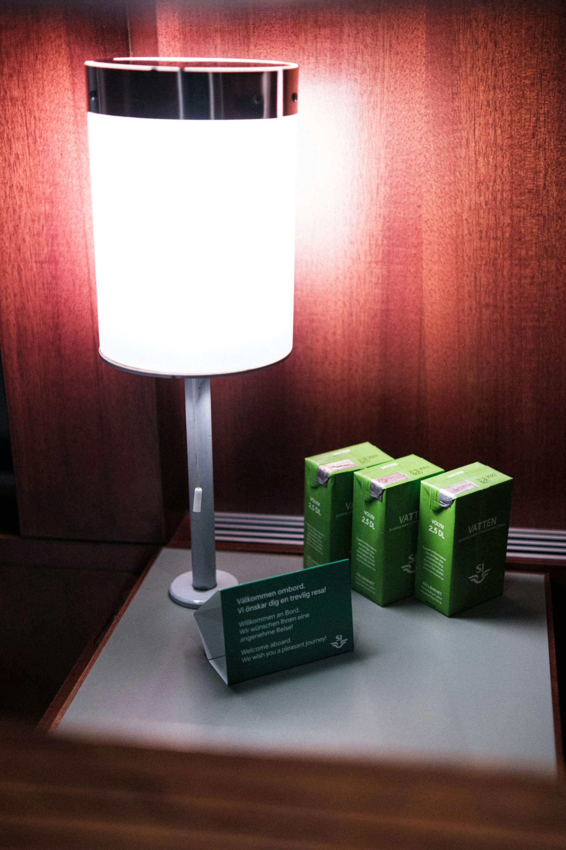 Für Kunden im Schlafwagen ist Frühstück im Preis des Tickets inbegriffen. In allen anderen Abteilen gibt es kostenloses Wasser.