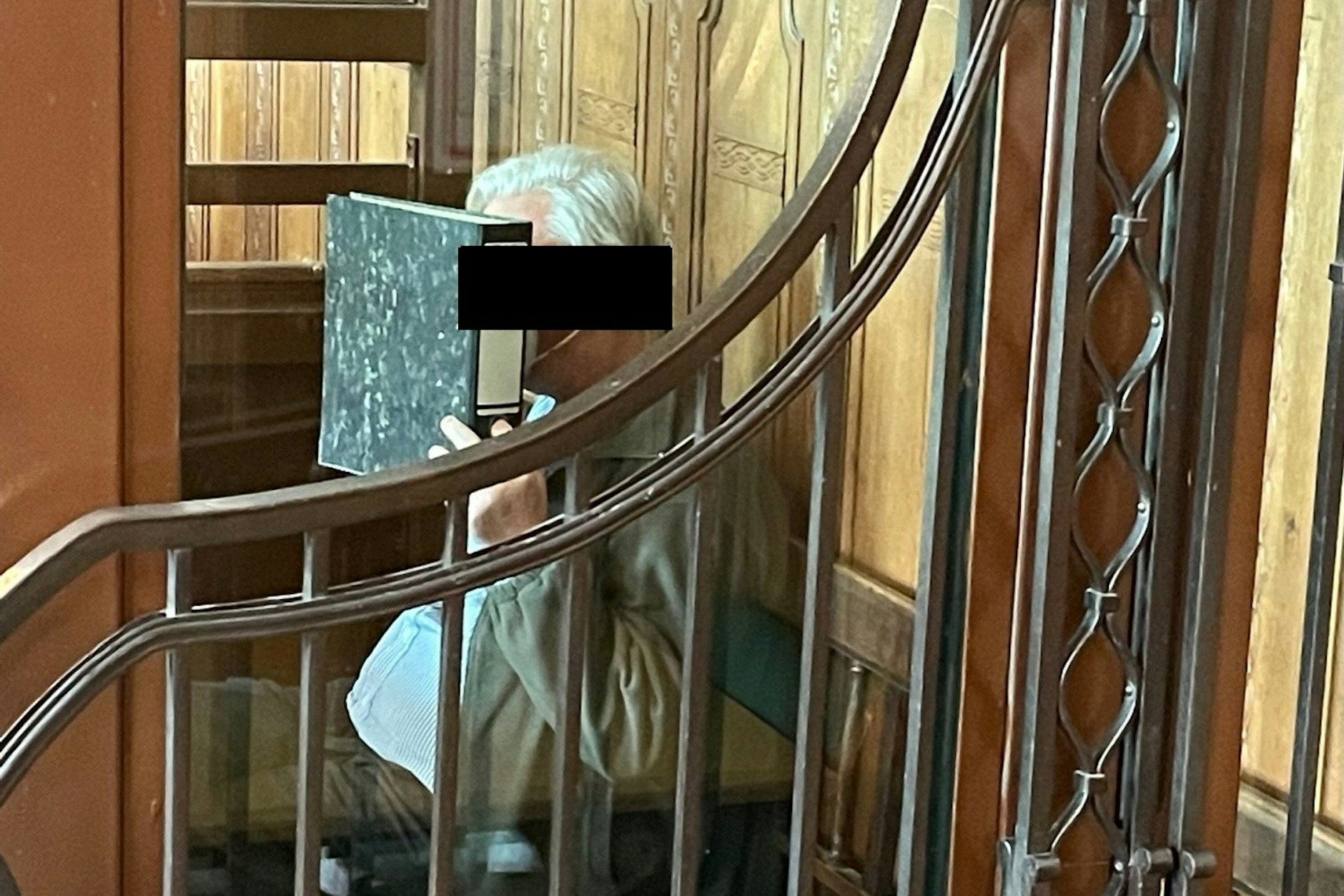 Der Krisenhelfer sitzt seit Dienstag in Berlin vor Gericht.