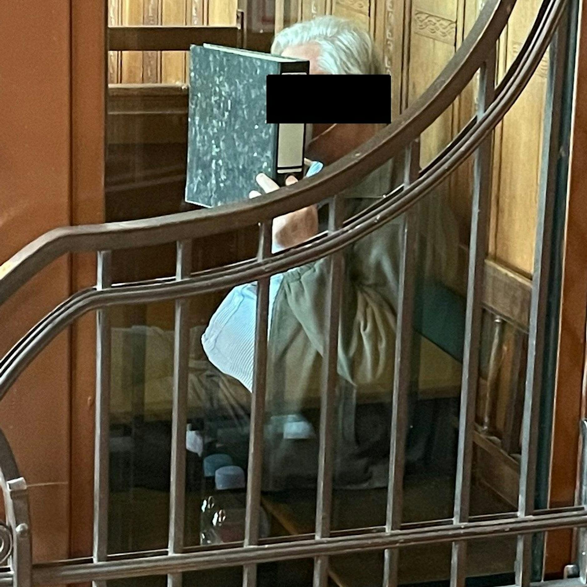 Hat dieser Krisenhelfer wehrlose Kinder missbraucht?