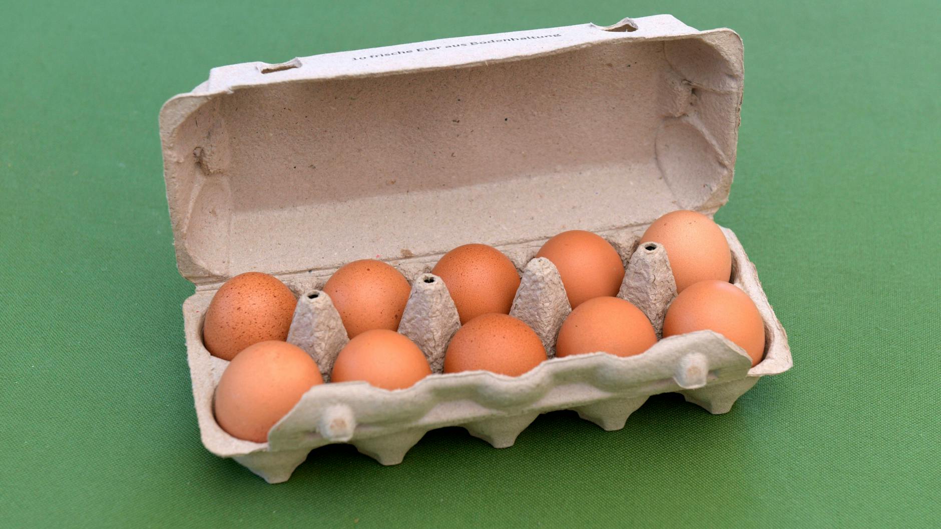 Eine Packung mit zehn Eiern (Bodenhaltung) kostete im März über 2 Euro, im Vorjahr waren es im Schnitt 1,75 Euro.