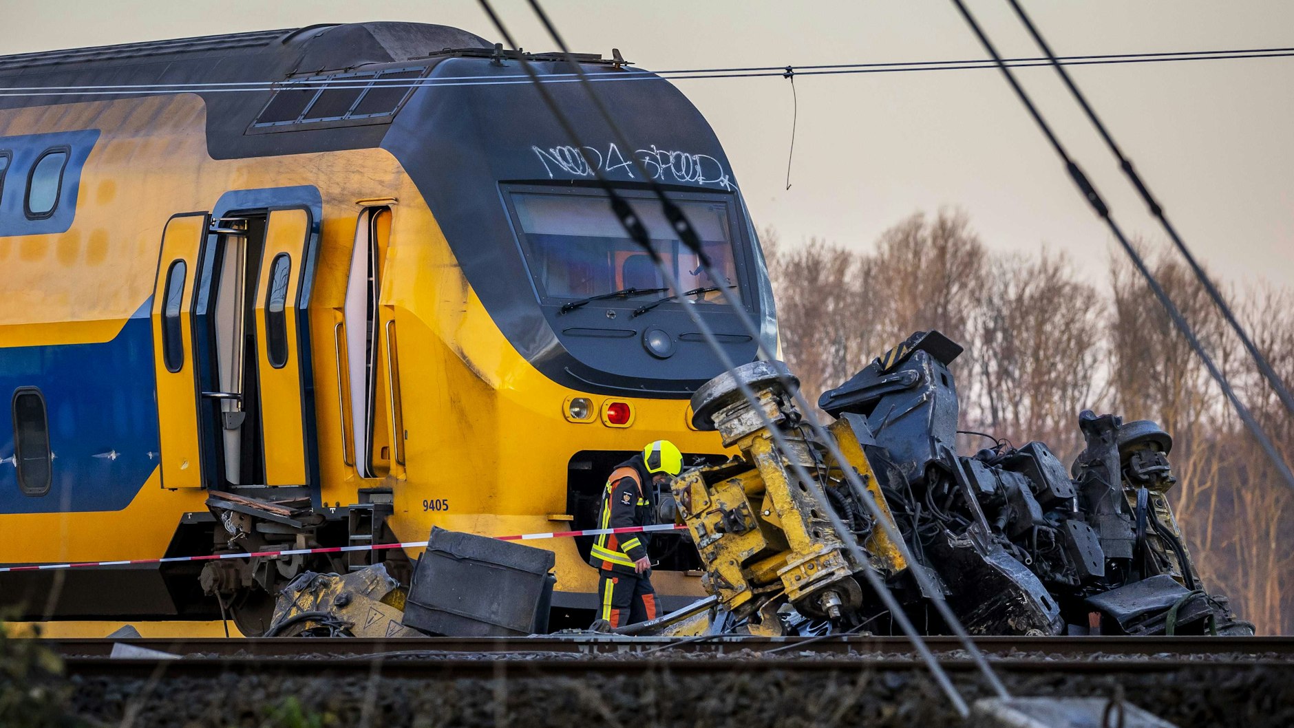 Gegen&nbsp; 3.25 Uhr kollidierten dieser Personenzug und ein Güterzug bei Den Haag mit einem Baukran.
