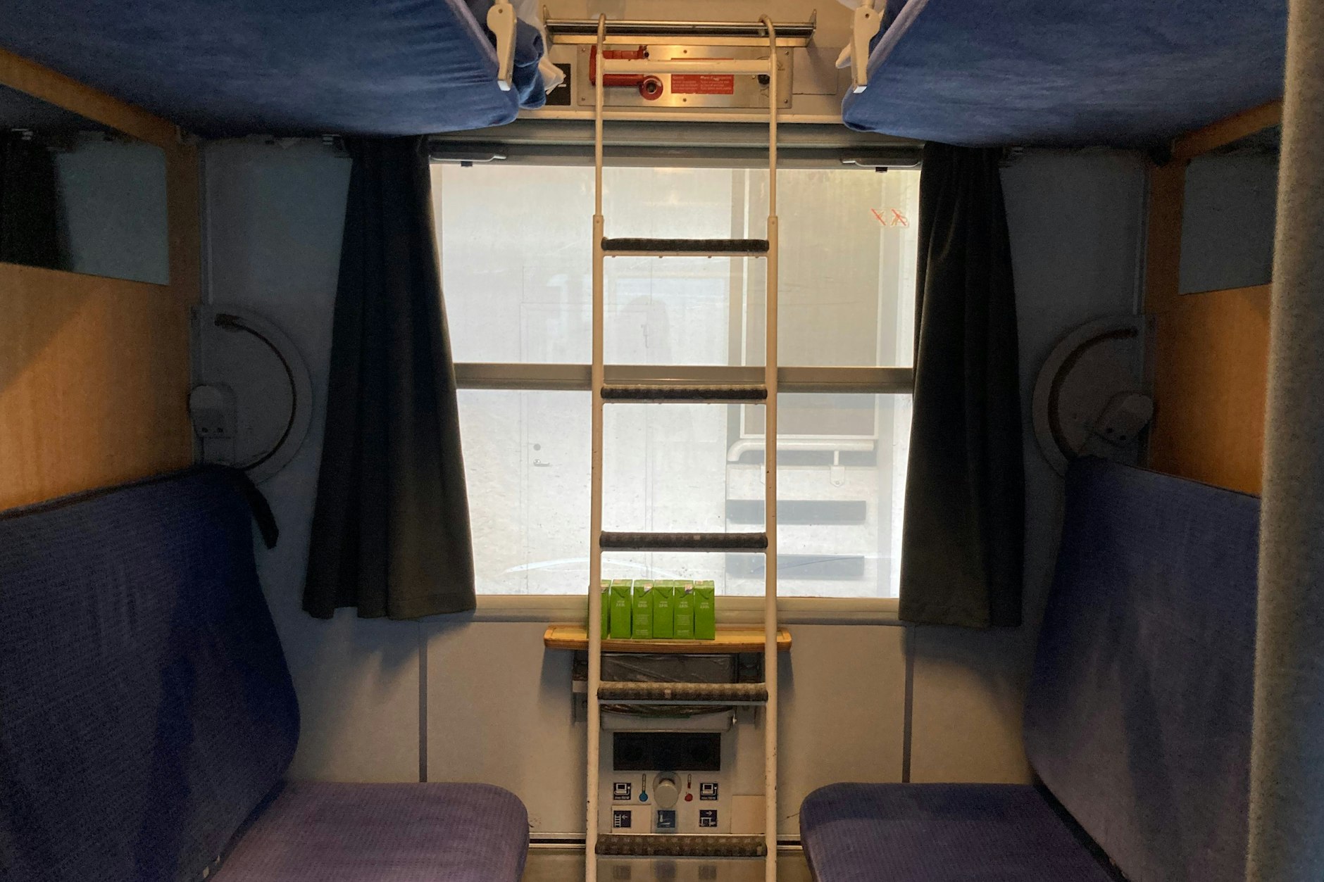 In so einem Schlafabteil ist unsere Autorin nach Stockholm und zurück nach Berlin gereist. Hier gibt es Platz für sechs Fahrgäste.