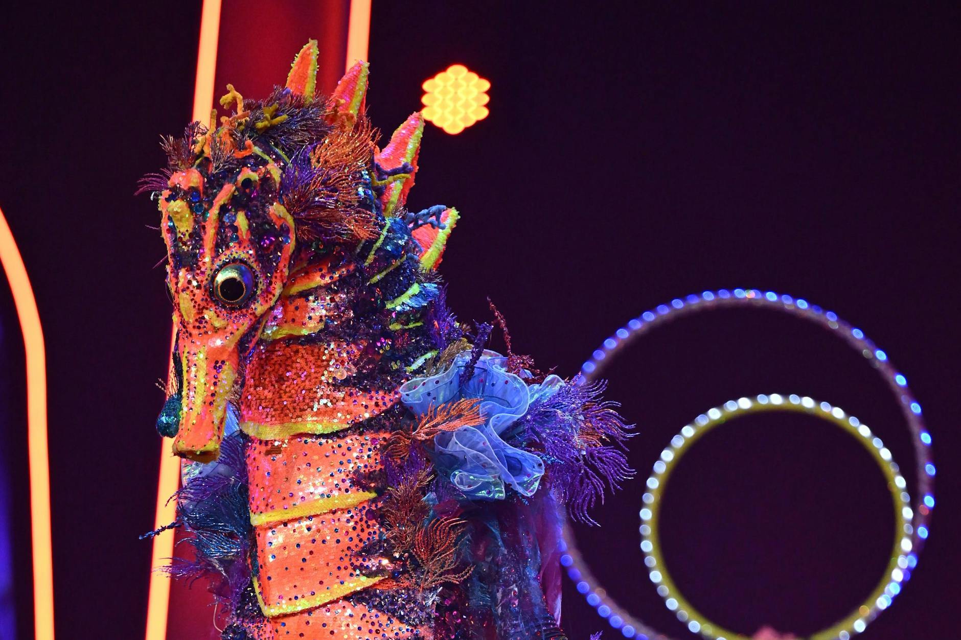 Welcher Star steckt im Seepferdchen bei „Masked Singer“? Für viele Fans ist das schon jetzt glasklar.