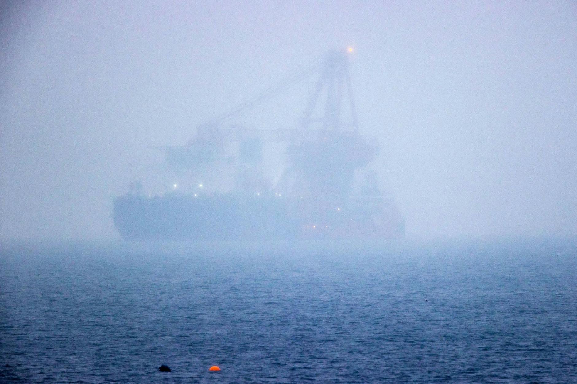 ARCHIV - Dieses Schiff wird bei einer möglichen Reparatur der Pipeline Nord Stream 2 vermutlich nicht helfen. Das russische Rohr-Verlegeschiff «Fortuna» ankert im Januar 2021 vor Rostock. Foto: Jens Büttner/dpa-Zentralbild/dpa