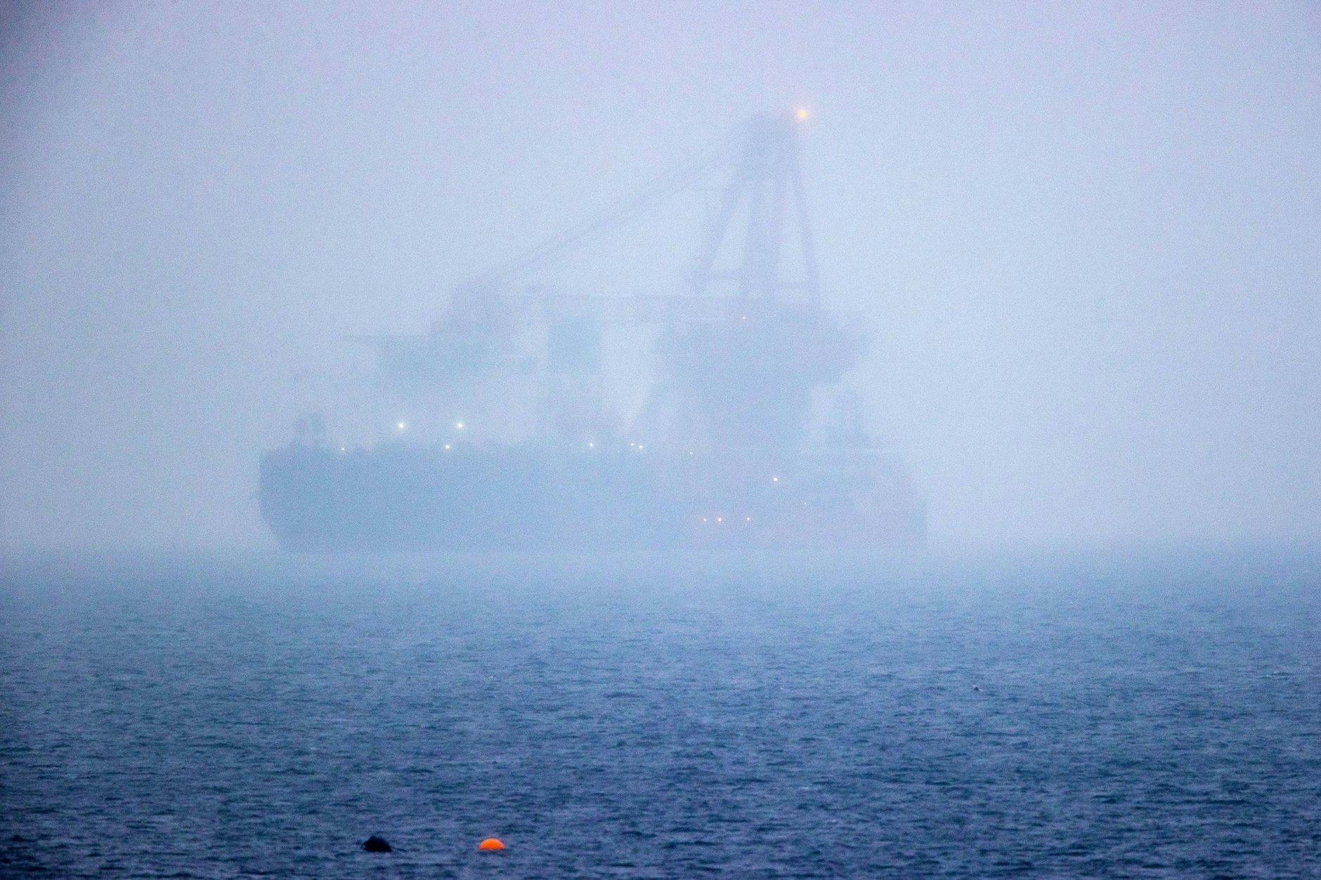 ARCHIV - Dieses Schiff wird bei einer möglichen Reparatur der Pipeline Nord Stream 2 vermutlich nicht helfen. Das russische Rohr-Verlegeschiff «Fortuna» ankert im Januar 2021 vor Rostock. Foto: Jens Büttner/dpa-Zentralbild/dpa