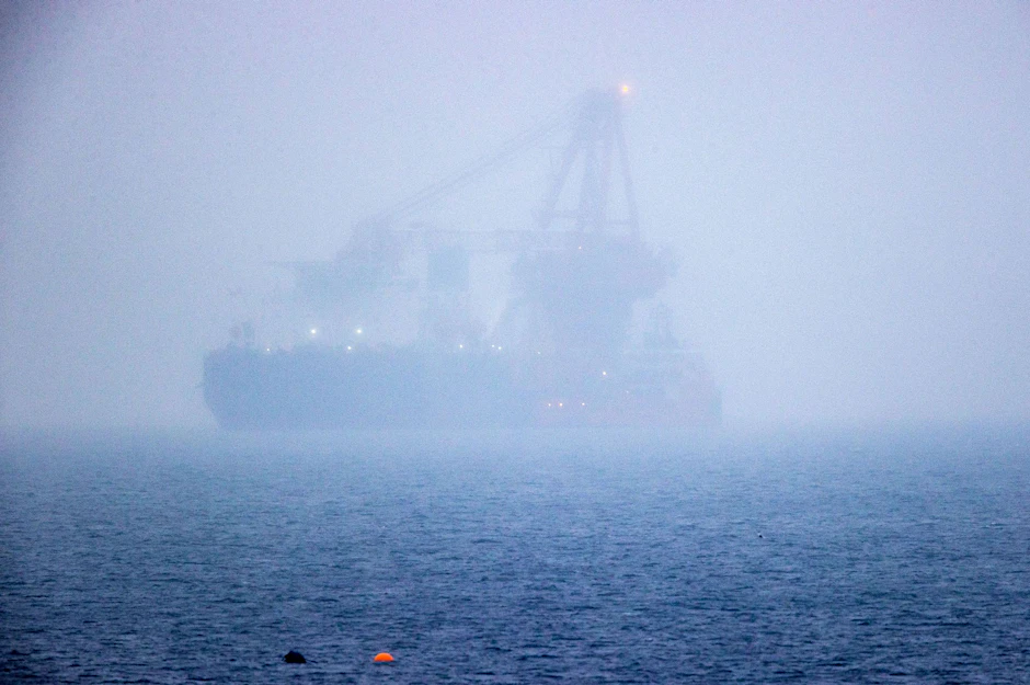 ARCHIV - Dieses Schiff wird bei einer möglichen Reparatur der Pipeline Nord Stream 2 vermutlich nicht helfen. Das russische Rohr-Verlegeschiff «Fortuna» ankert im Januar 2021 vor Rostock. Foto: Jens Büttner/dpa-Zentralbild/dpa