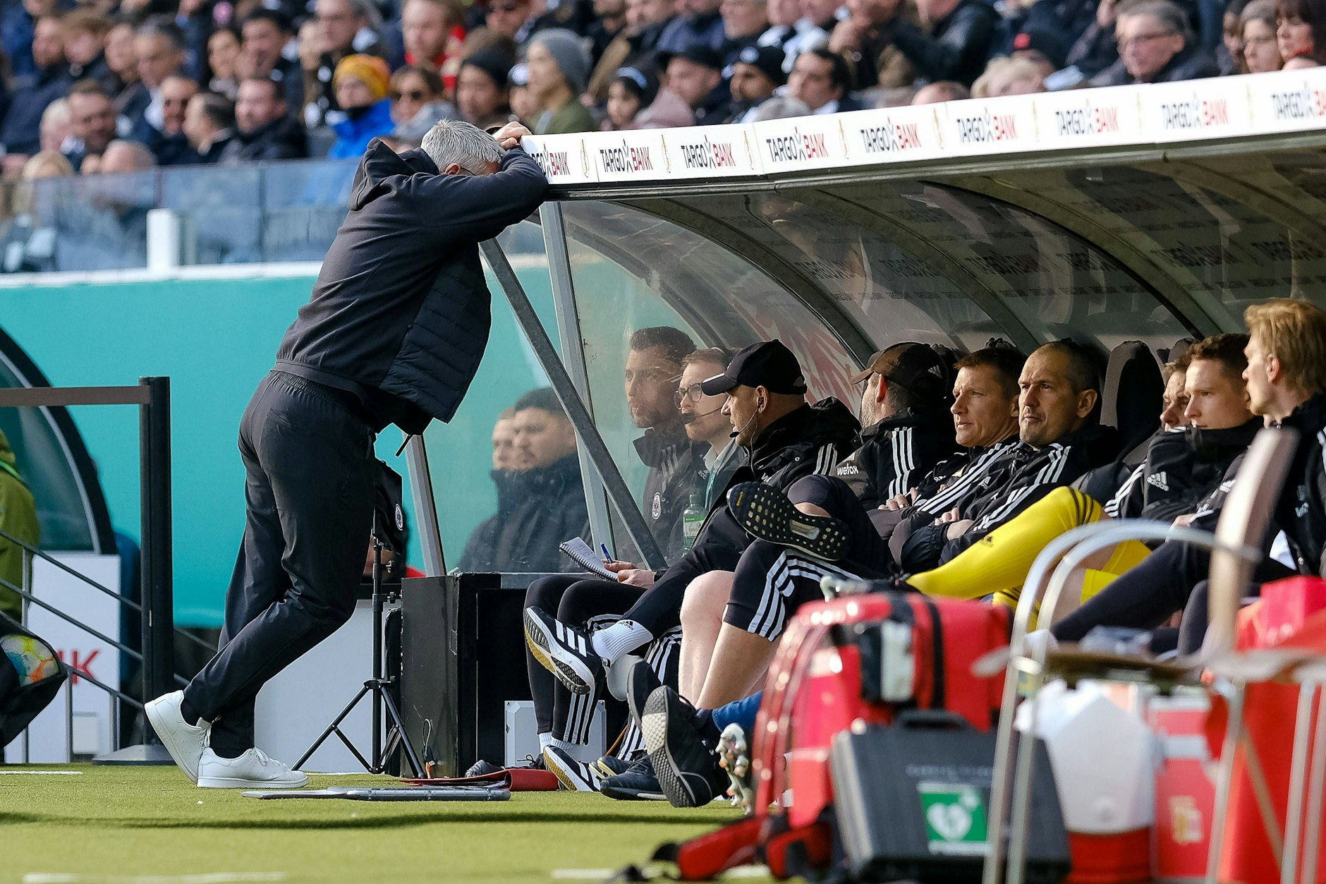 Trainer Urs Fischer ärgerte sich über die zwei frühen Gegentore des 1. FC Union. Durch das 0:2 in Frankfurt sind die Eisernen raus aus dem DFB-Pokal.&nbsp;