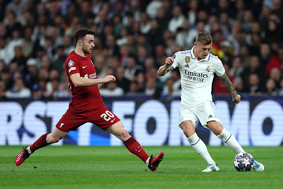 Real-Profi Toni Kroos (r) kommt zum Flanken gegen den Liverpooler Diogo Jota.  