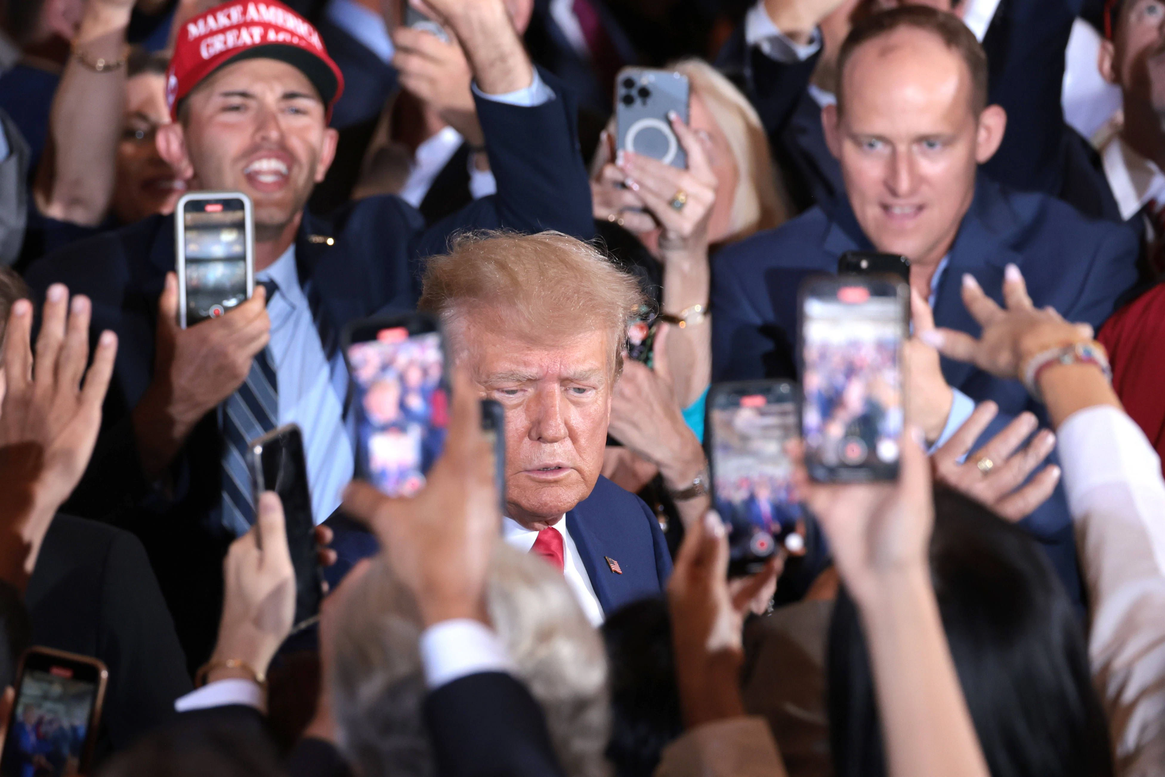 Ex-Präsident Donald Trump vor Anhängern und Schaulustigen.