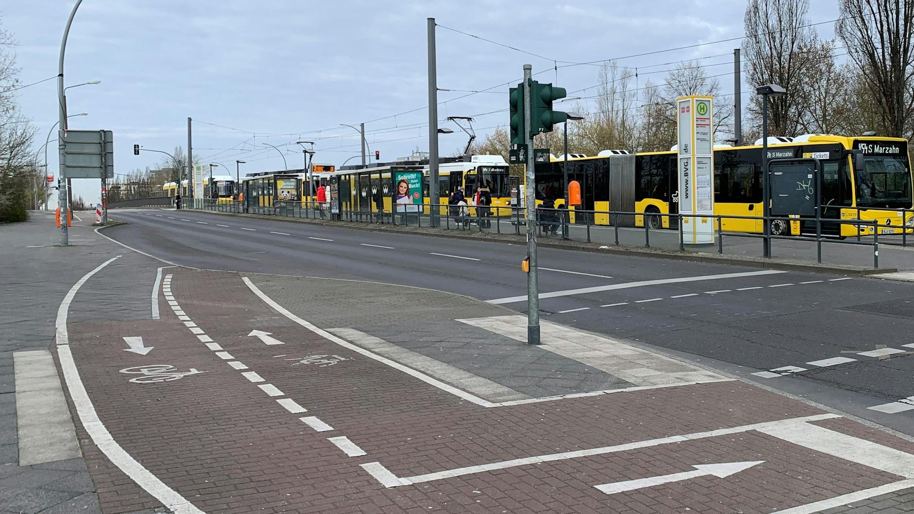 Hier kann man den ursprünglichen Zweck des Zwei-Richtungs-Radwegs erahnen: Radler von der anderen Seite der Falkenberger Chaussee sollten die Straße neben dem Fußgänger-Überweg überqueren, dann den Radweg entgegen der Fahrtrichung stadtauswärts für die wenigen Meter bis zur Radrampe zur Pablo-Picasso-Straße nutzen.