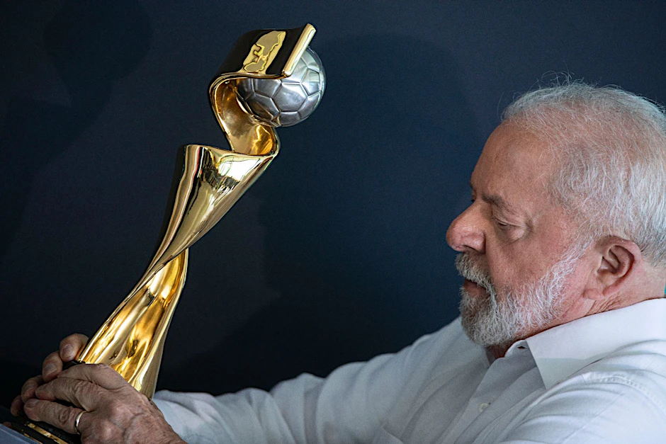 Brasiliens Präsident Luiz Inácio Lula da Silva mit der WM-Trophäe.  