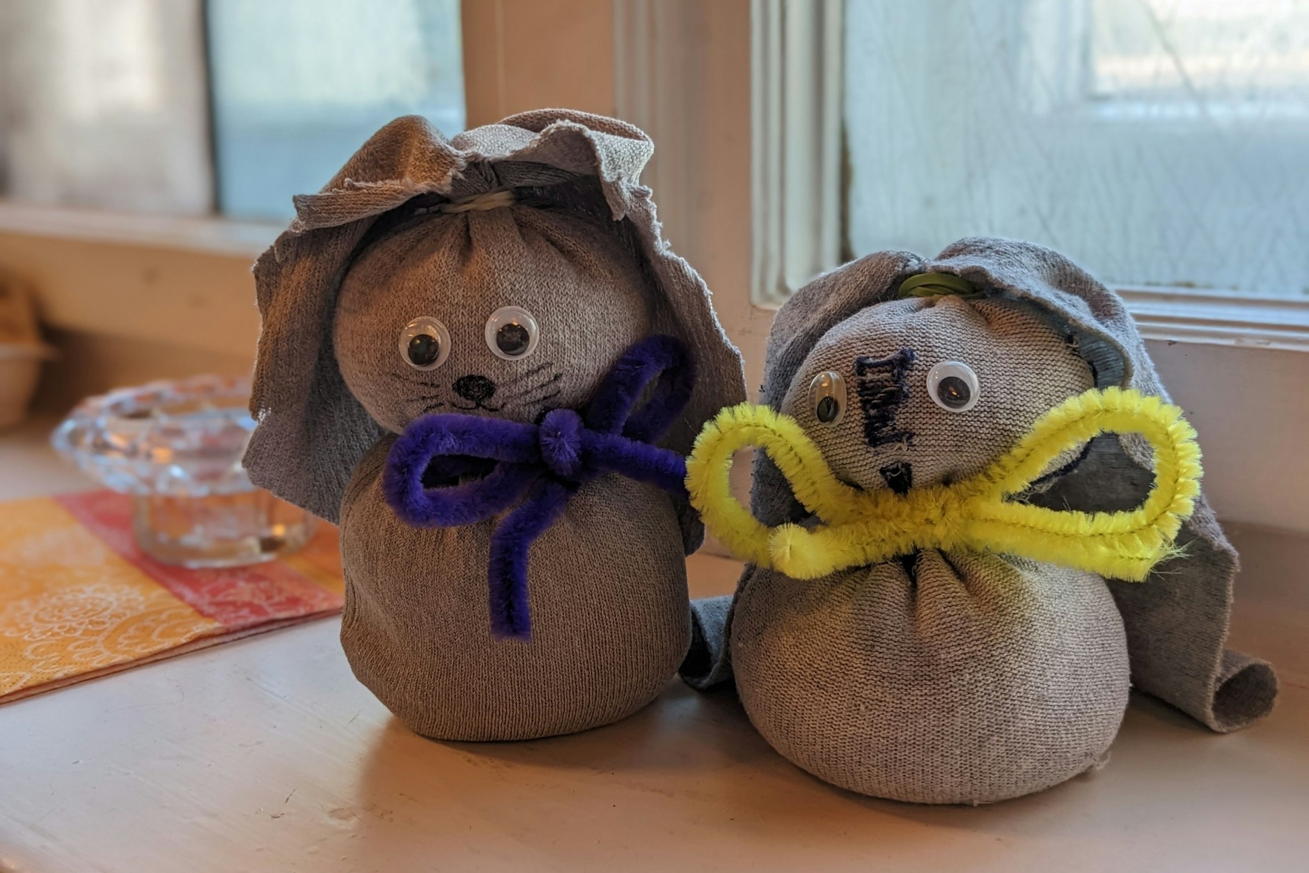 Solch niedliche Sockenhasen sind einfach zu basteln.