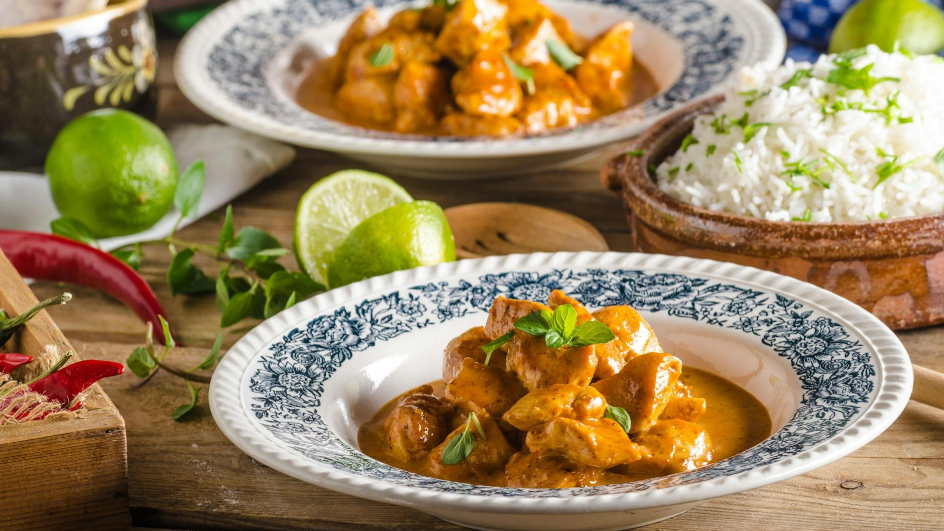 Zum Hähnchen-Curry passt am besten Reis.