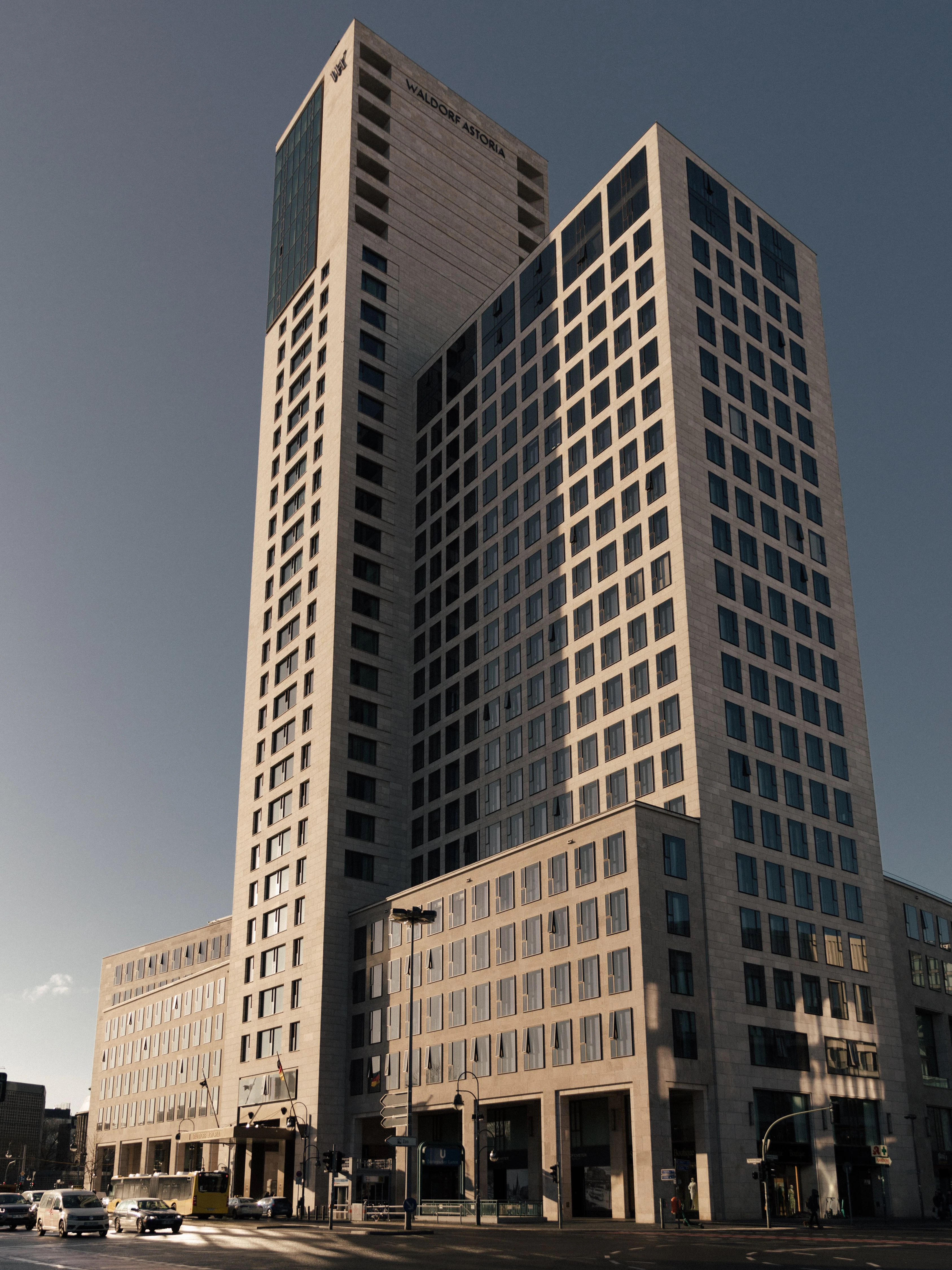 Turmbau zu Berlin: Das Waldorf Astoria eröffnete 2013 am Bahnhof Zoo.
