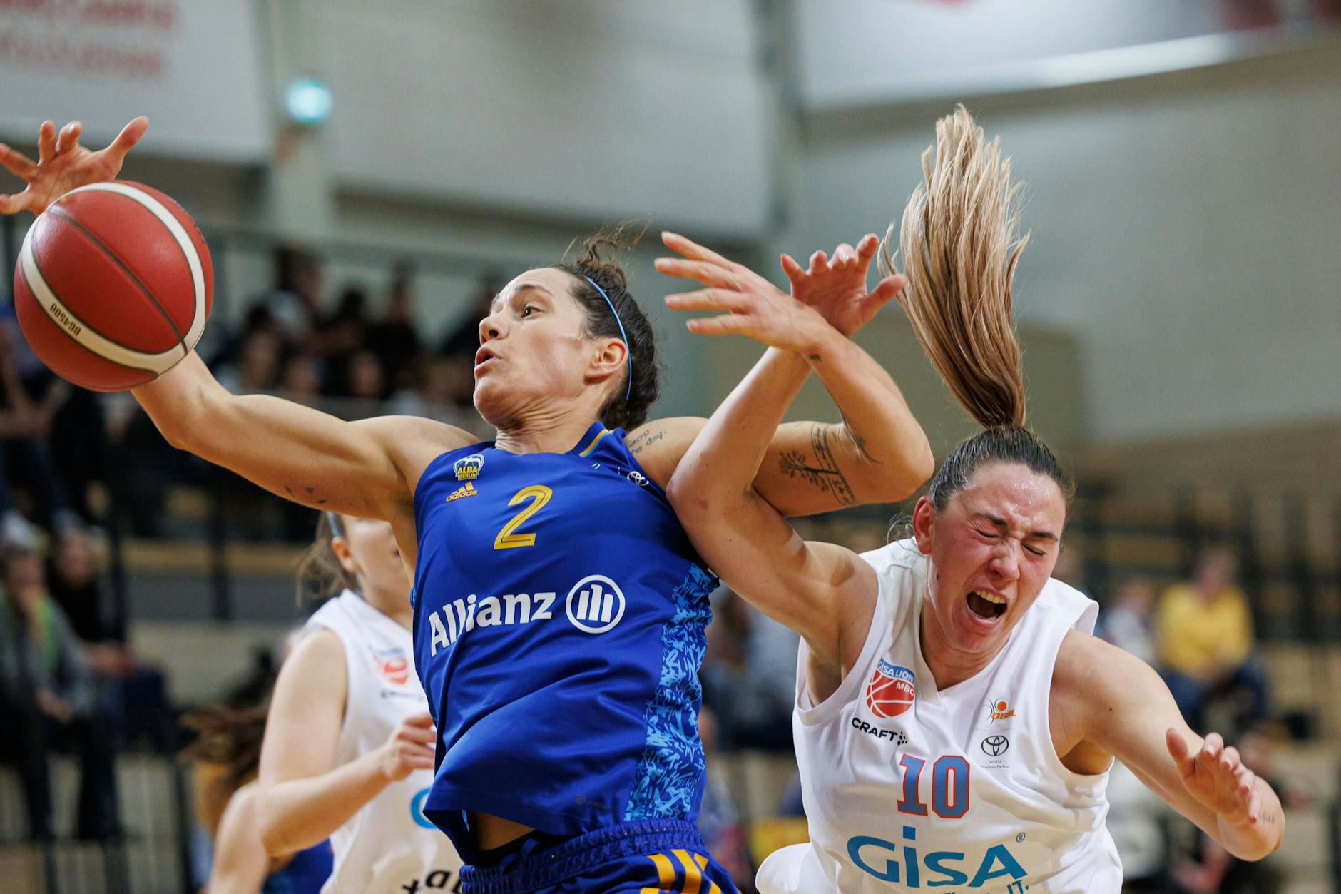 Als athletische Spielerin geht Alba Berlins Stefanie Grigoleit (l.) auch dorthin, wo es viel Körperkontakt mit Gegenspielerinnen gibt.