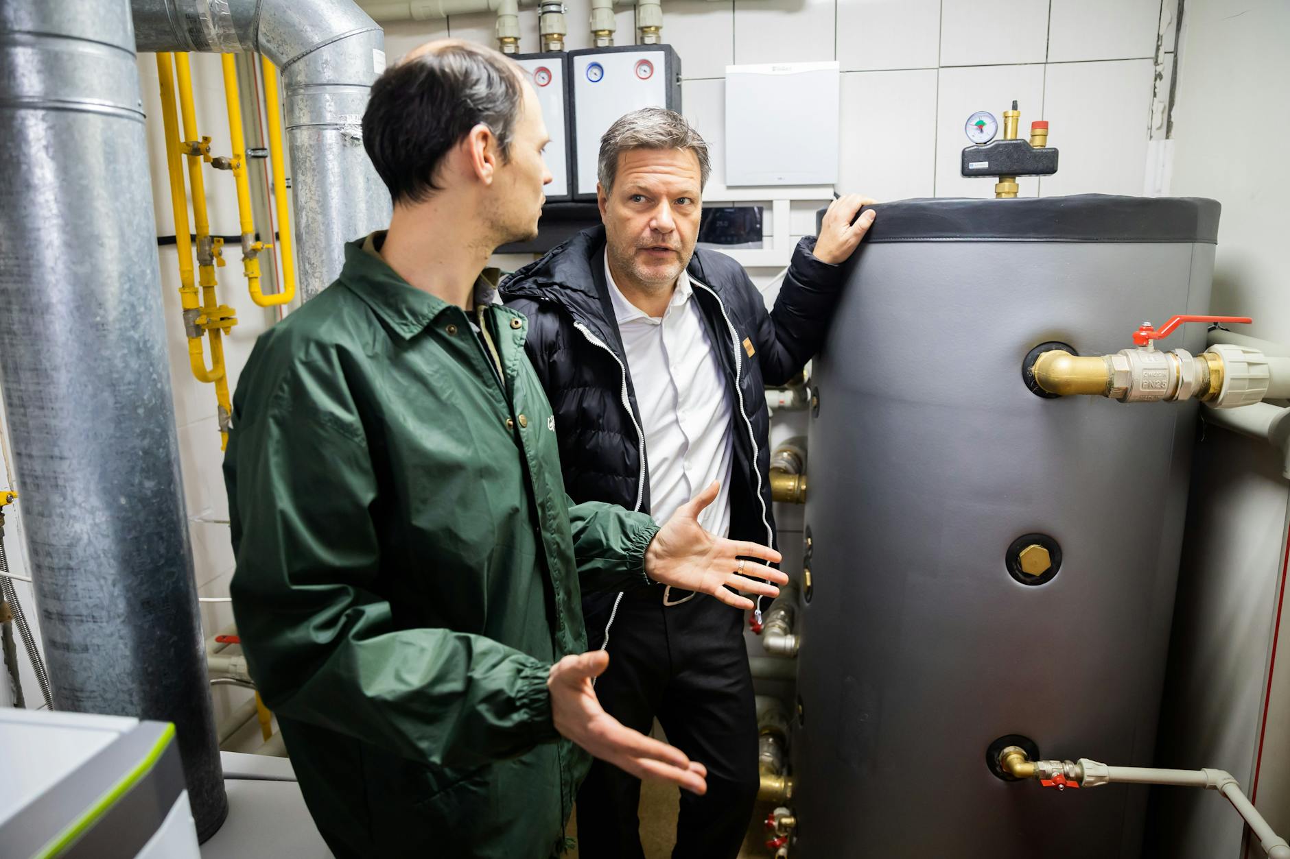 Robert Habeck, Bundesminister für Wirtschaft und Klimaschutz, lässt sich von Greenpeace beim Besuch eines Krankenhauses mit nachhaltigem Energiekonzept bei Kiew den Tank einer Wärmepumpe zeigen. (Symbolbild)
