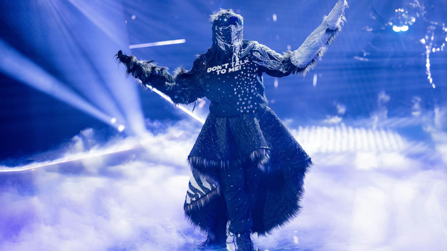 Die Sängerin im Kostüm bei „The Masked Singer“ hat die Verwandlung zu Diamantula noch nicht ganz vollzogen.