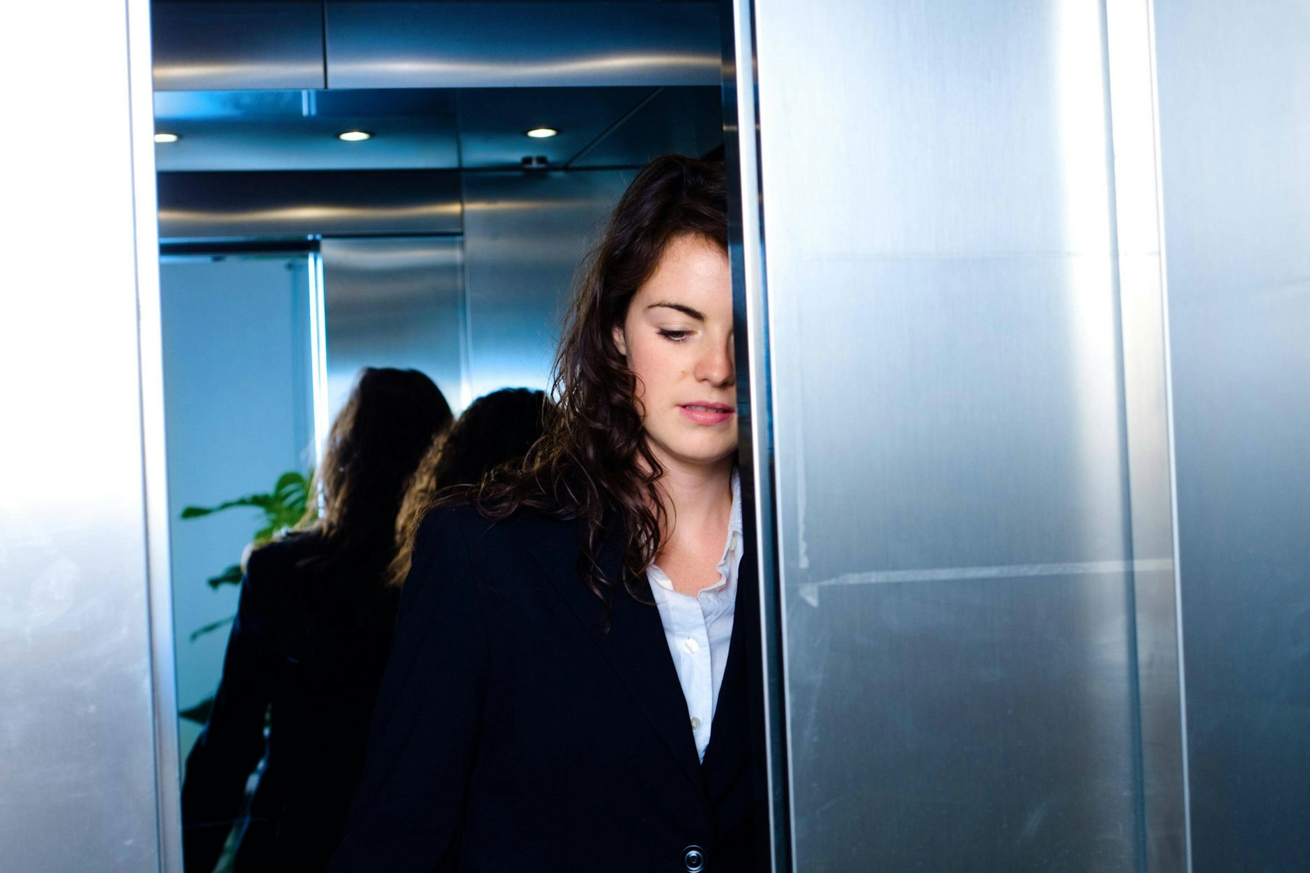 Panik im Fahrstuhl – wer stecken geblieben ist, braucht einen Ansprechpartner draußen, der ihn solange tröstet und informiert, bis Rettung kommt.