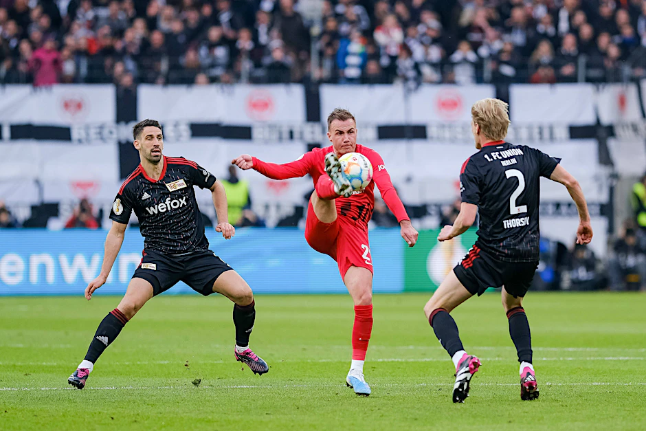Bei der Niederlage in Frankfurt (hier: l. Rani Khedira, r. Morten Thorsby) waren die Union-Profis gegen Mario Götze und Co. viel zu oft nur in der Zuschauerrolle.