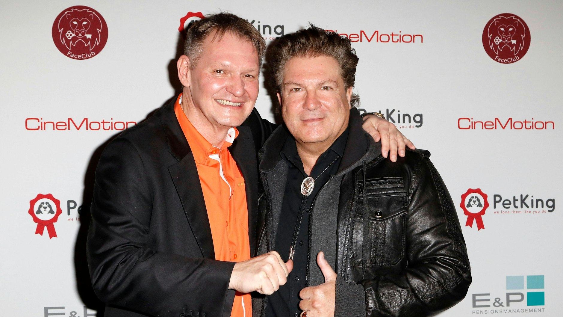 Francis Fulton-Smith posiert mit Gastgeber Sören Bauer bei der Champagne Night.