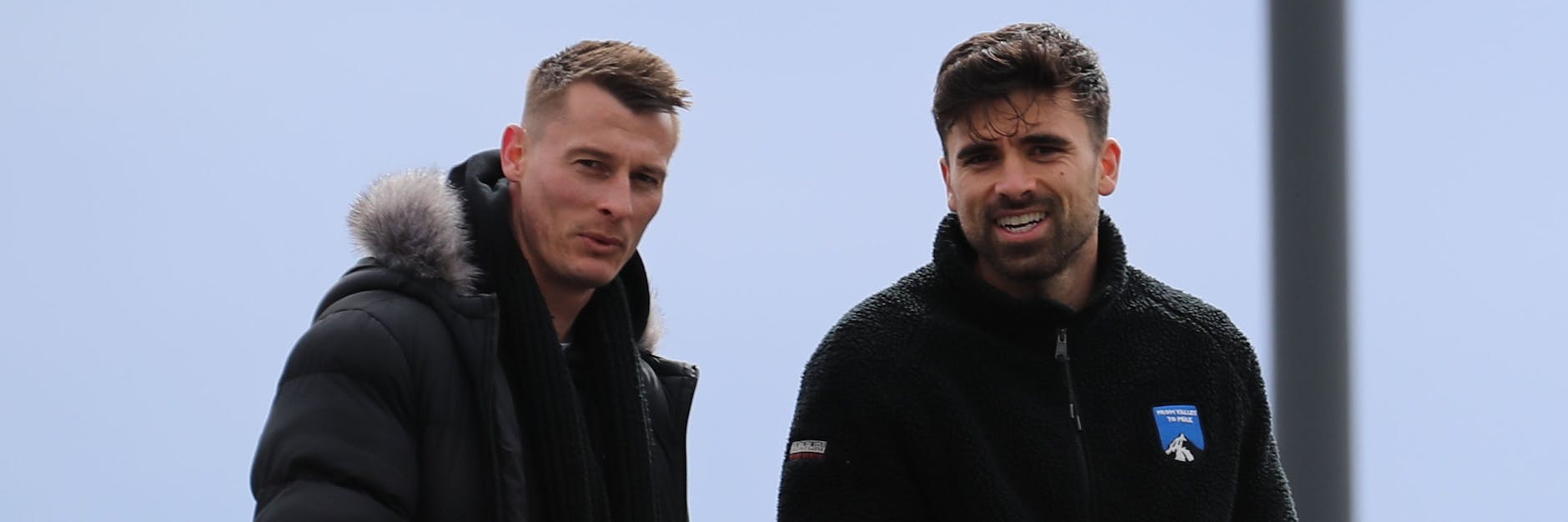 Sein Name ist Bond, äh, Steinborn. Matthias Steinborn. Der Ex-Dynamo – hier beim Fachsimpeln mit BFC-Star David Haider – spionierte am Wochenende im Sportforum.