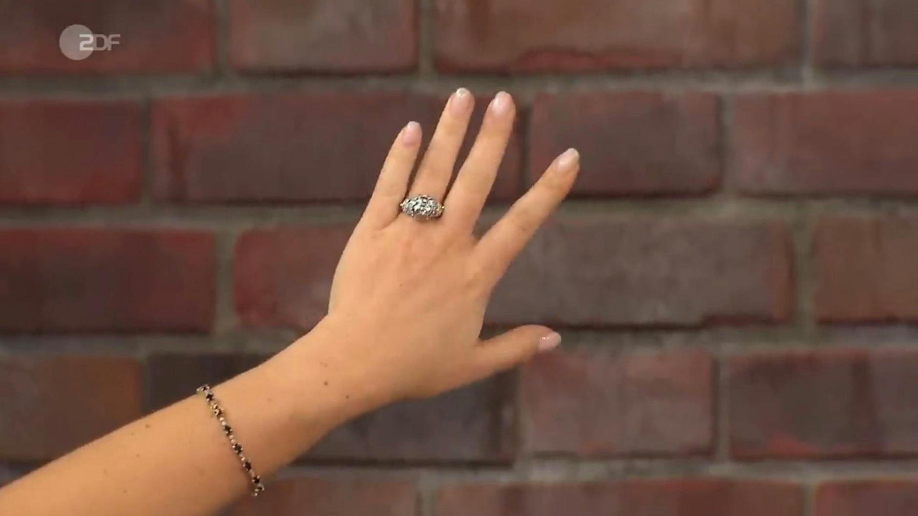 „Bares für Rares“-Händlerin Sarah Schreiber probiert den 3-Karat-Ring gleich mal auf.