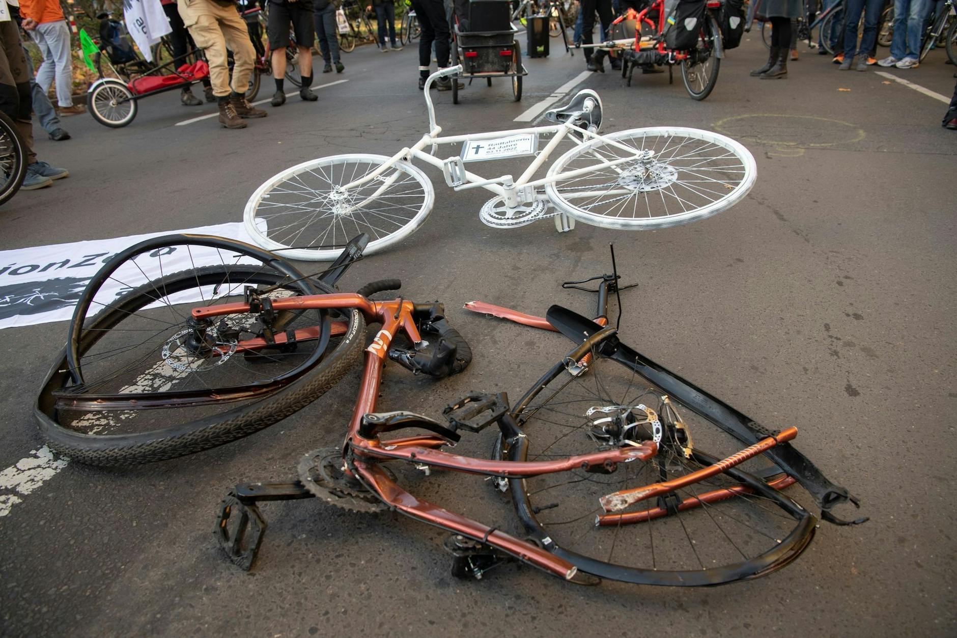 Ende Oktober 2022 kam es in der Bundesallee zu einem Unfall mit einem Lkw, an dessen Folgen eine Radfahrerin starb. Das sogenannte weiße Geisterrad erinnert an die 44-Jährige.