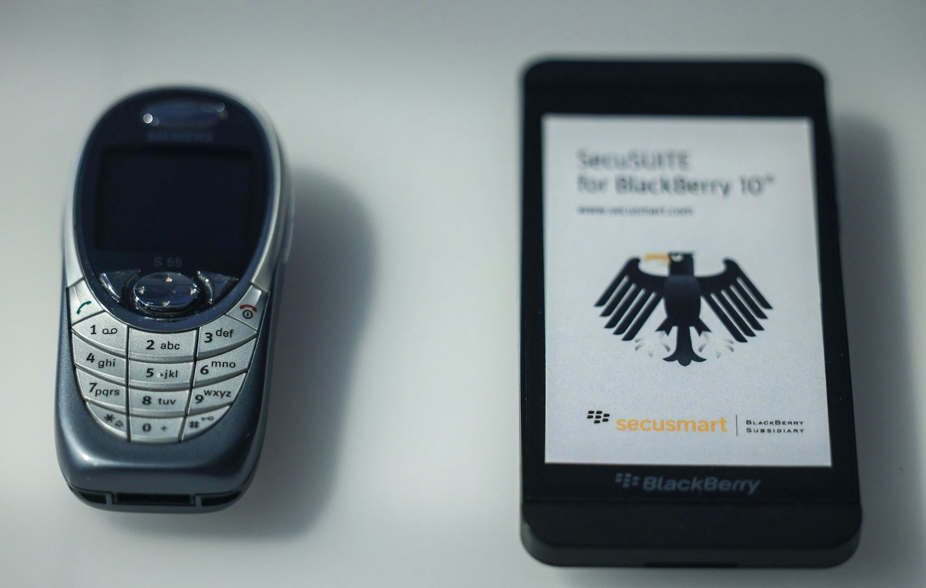 Das Nokia-Handy von Angela Merkel neben einem abhörsicheren Blackberry.  