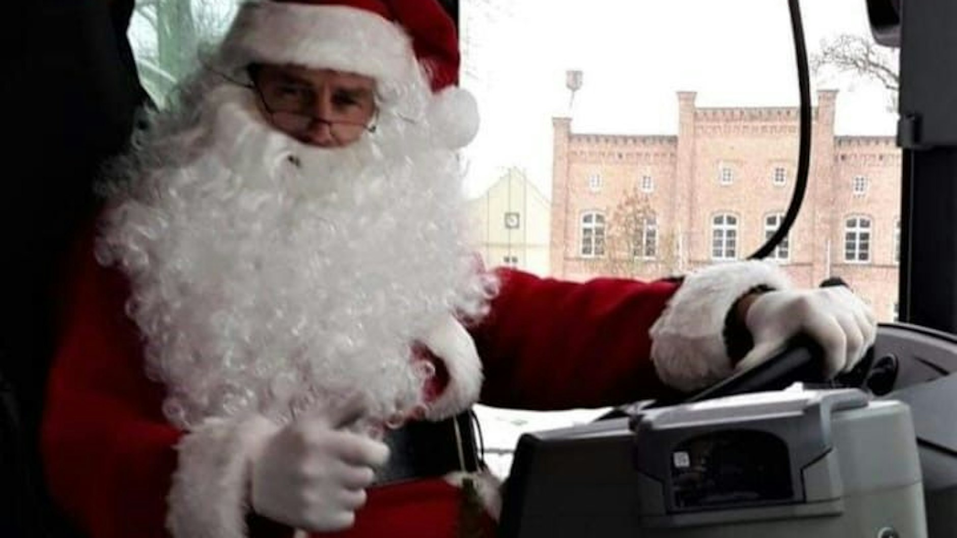 Sogar als Weihnachtsmann lenkt Ralf Lyko seinen Linienbus.