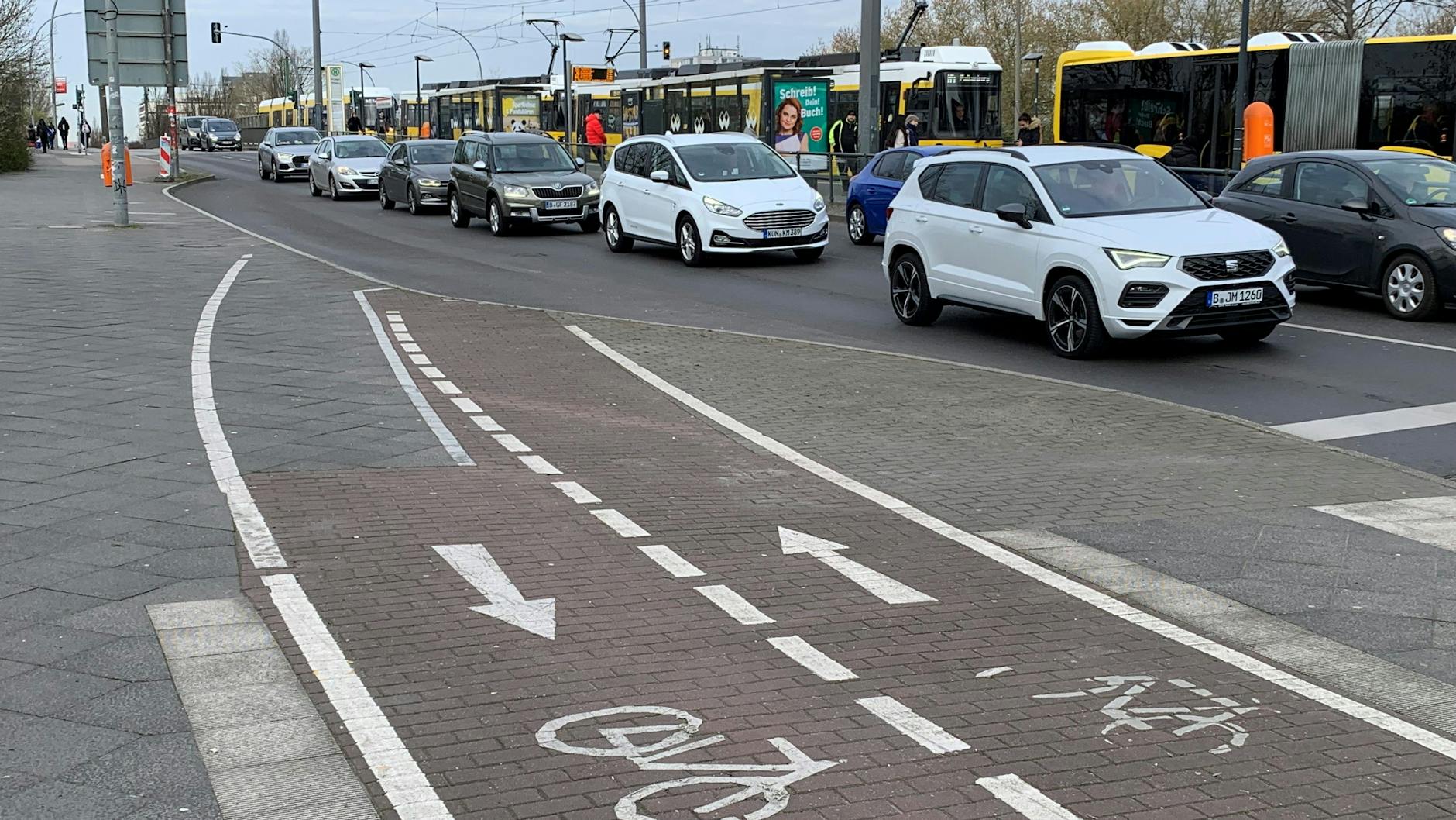 Die Radweg-Markierung vor der ungenutzten Haltestellen-Bucht. Sie wurde angelegt, als in der Mitte der Straße gebaut wurde, wo Busse und Straßenbahnen sich die Haltestellen auf der Falkenberger Brücke teilen.