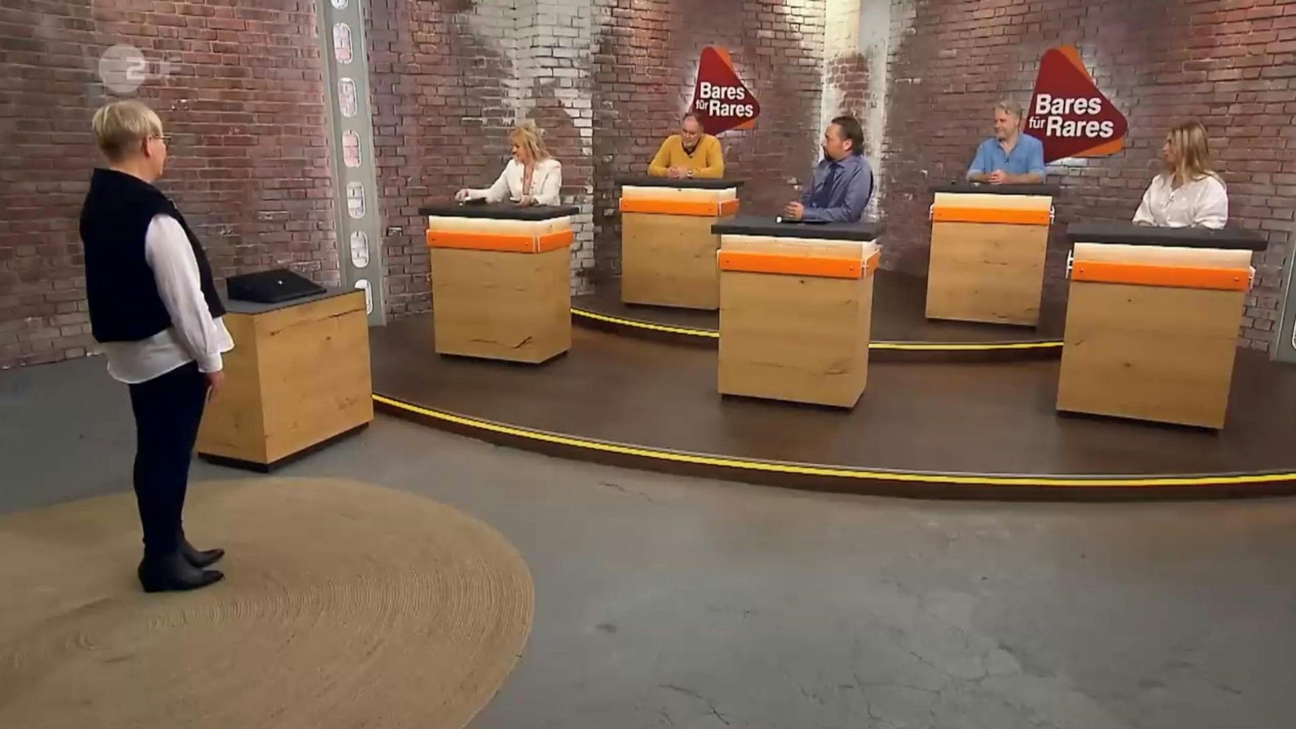 Elke Velten bekommt den Zuschlag, kauft den Ring bei „Bares für Rares“ für 10.500 Euro.