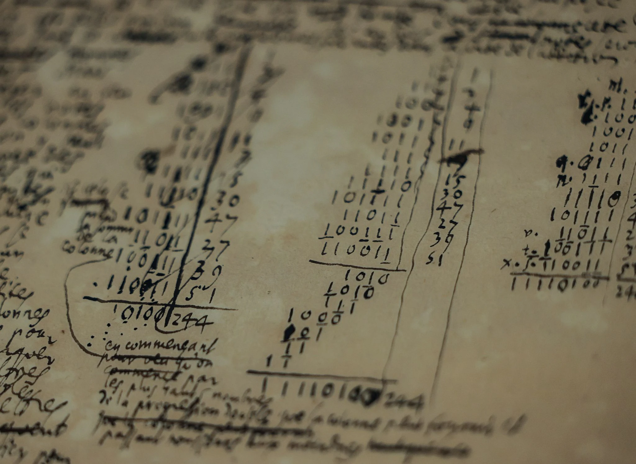 Ein Zettel mit Notizen zum binären Zahlencode des Universalgelehrten Gottfried Wilhelm Leibniz.  