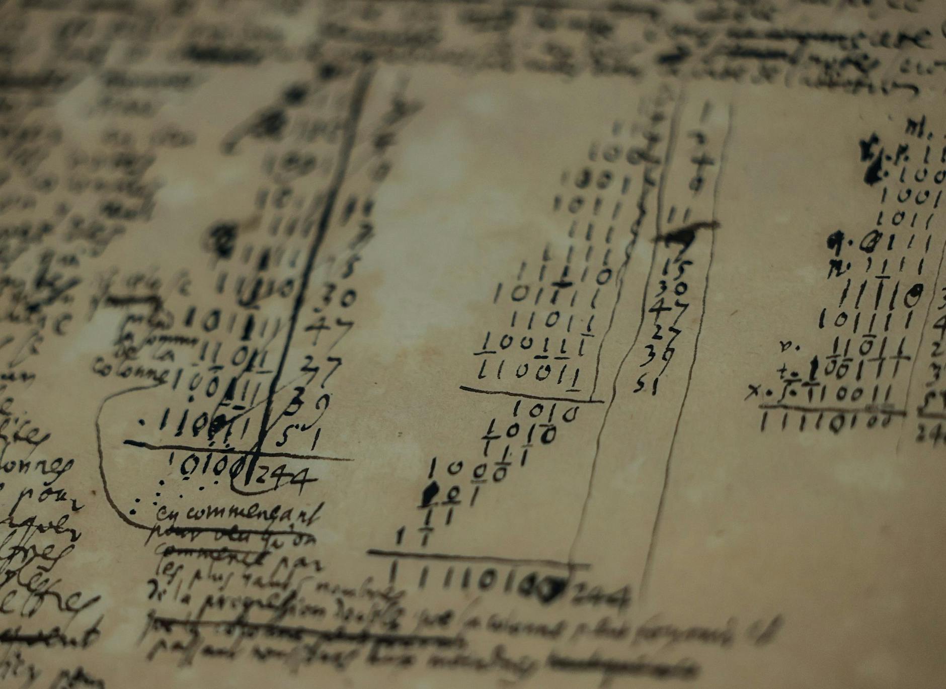 Ein Zettel mit Notizen zum binären Zahlencode des Universalgelehrten Gottfried Wilhelm Leibniz.