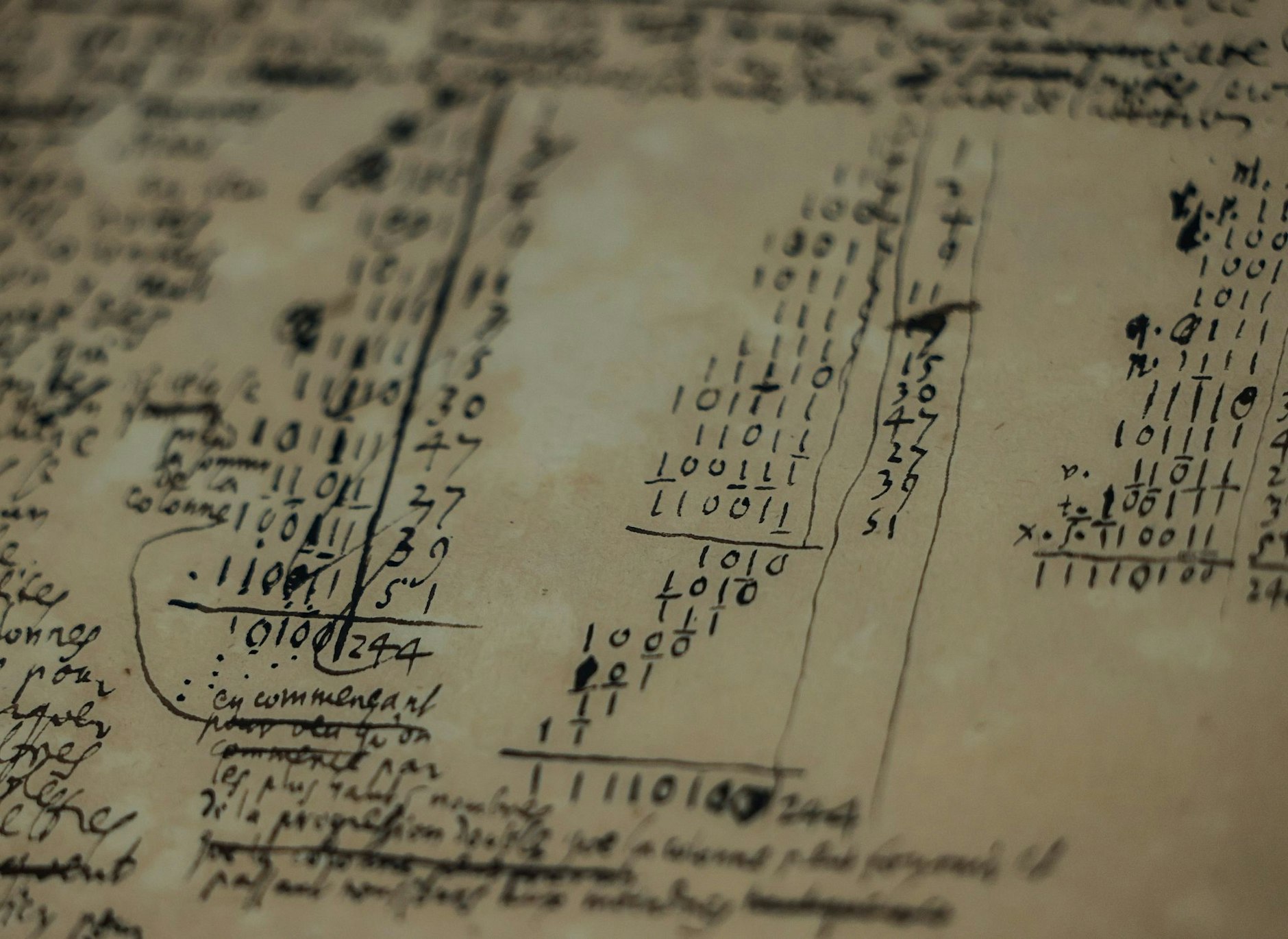 Ein Zettel mit Notizen zum binären Zahlencode des Universalgelehrten Gottfried Wilhelm Leibniz.  