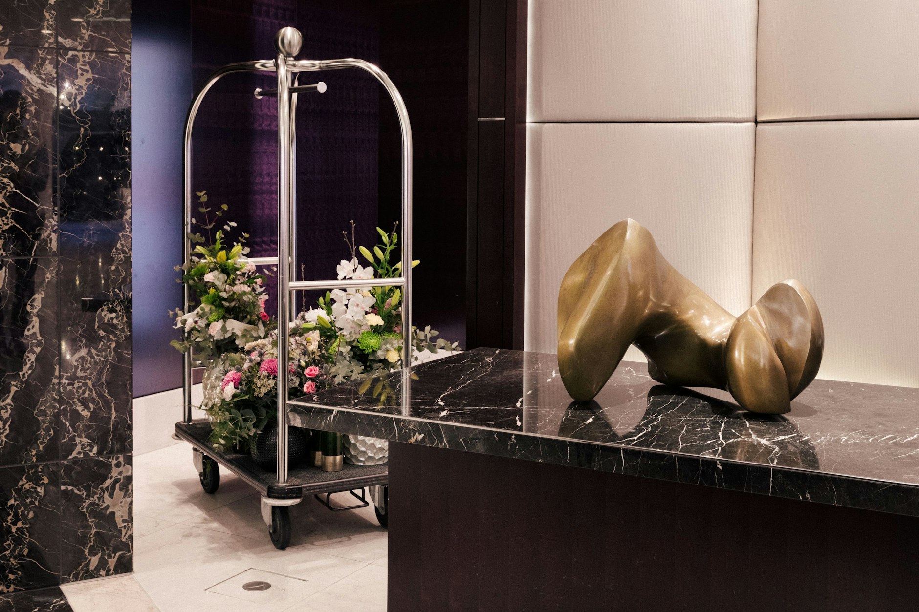 Perfektion auf Bestellung: Große Blumenbouquets für die Suiten werden angeliefert.