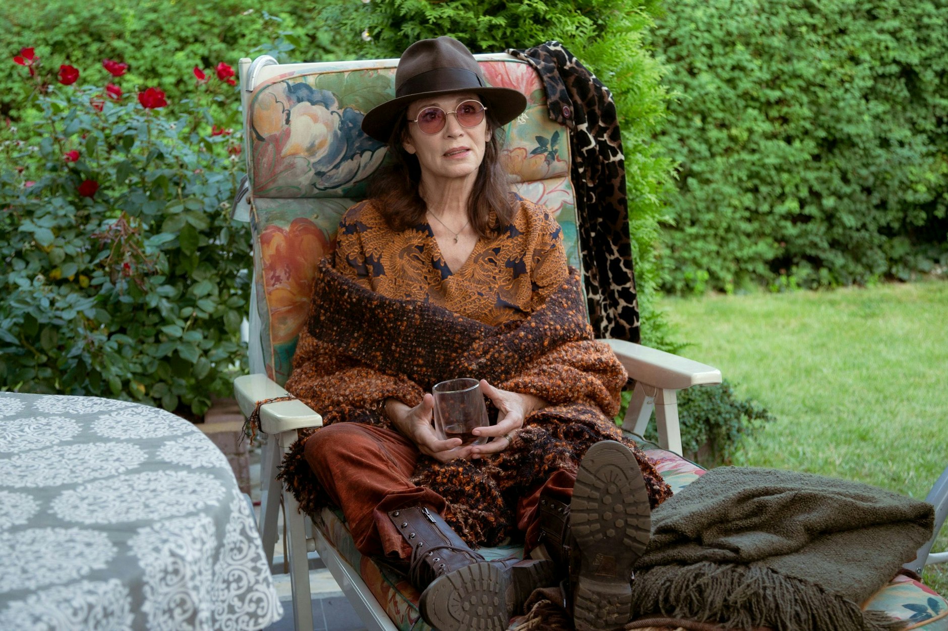 Karla (gespielt von Iris Berben) hat unheilbaren Krebs in dem Film „Und dann steht einer auf und öffnet das Fenster“.