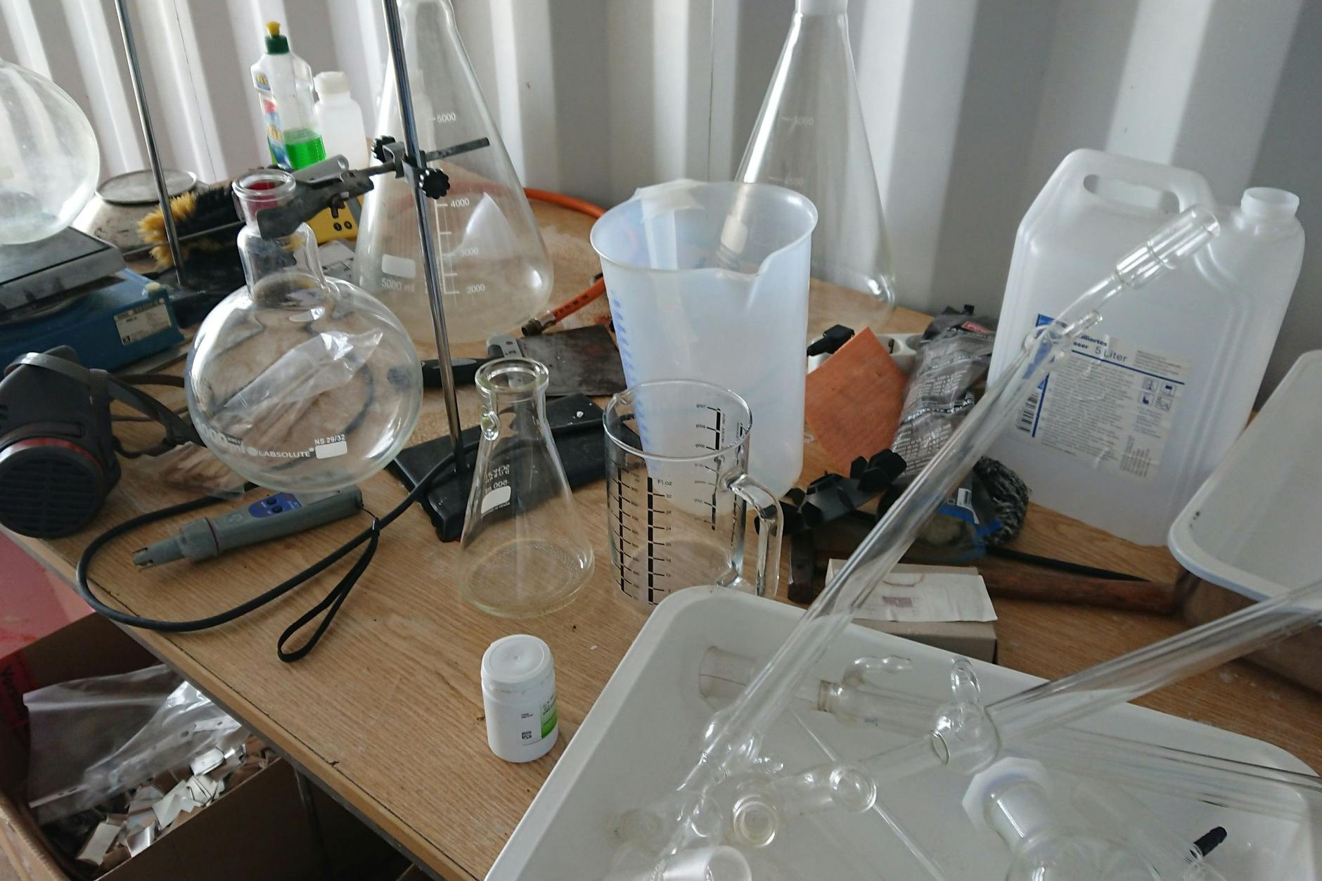 Ein von der Polizei beschlagnahmtes Labor für chemische Drogen.