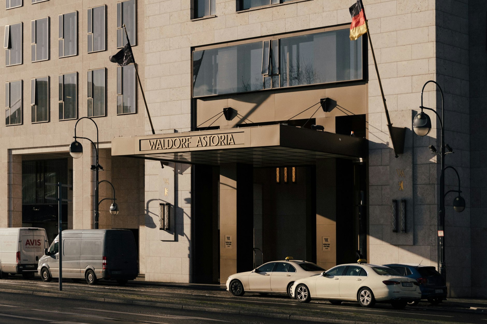 Für den ganz großen Auftritt: Der Hoteleingang an der Hardenbergstraße.