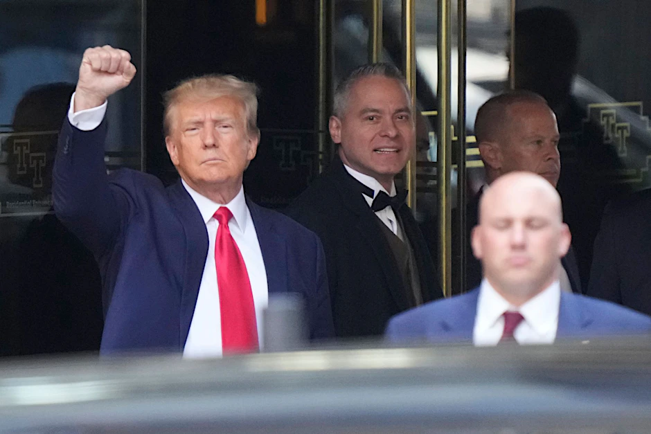 Ex-Präsident Donald Trump verlässt posierend den Trump Tower in New York.&nbsp;