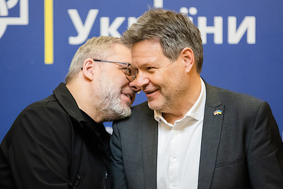 Robert Habeck (Bündnis 90/Die Grünen, r.), Bundesminister für Wirtschaft und Klimaschutz, und Herman Haluschtschenko (l.), Minister für Energiewirtschaft der Ukraine, im Gespräch