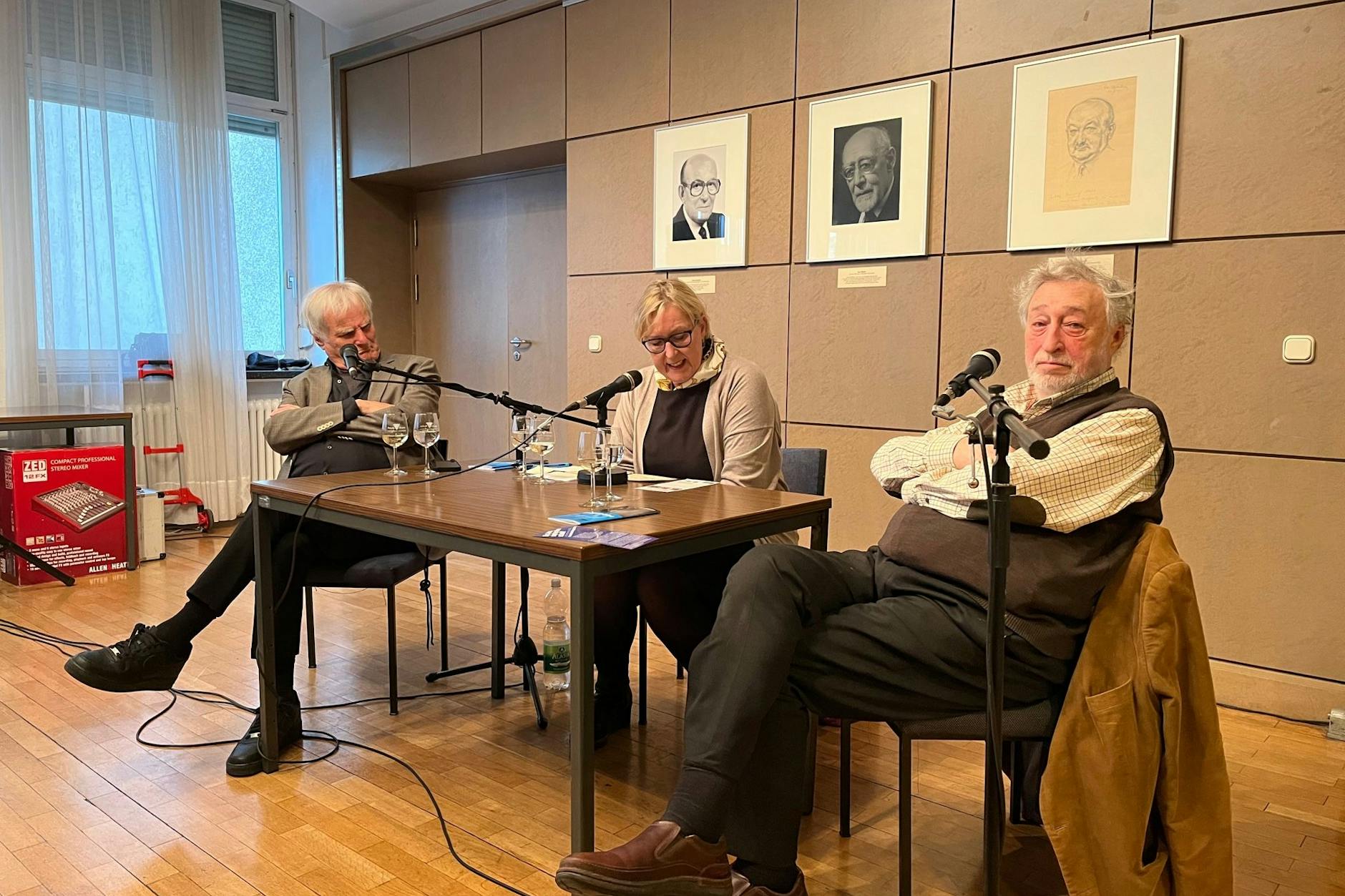 Julius Schoeps, Elke-Vera Kotowski und Micha Brumlik (v.l.n.r.) bei der Diskussion in der Jüdischen Gemeinde