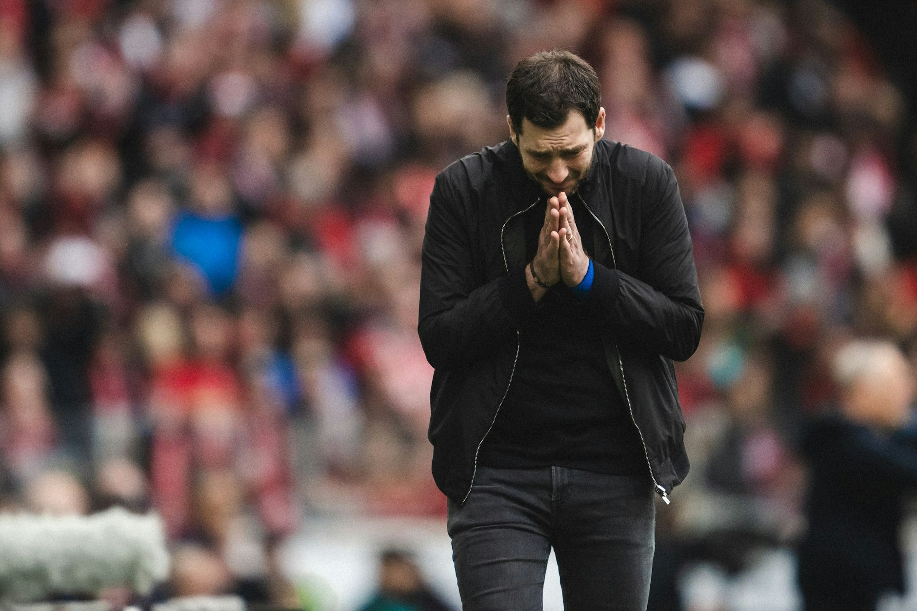 Beten kann auch Teil der Lösung sein: Herthas Trainer Sandro Schwarz fordert für die Partie gegen Leipzig Körperlichkeit von seinen Profis.