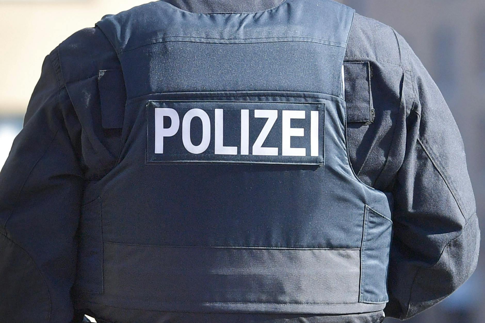 Ein hessischer Polizist von hinten. (Symbolfoto)