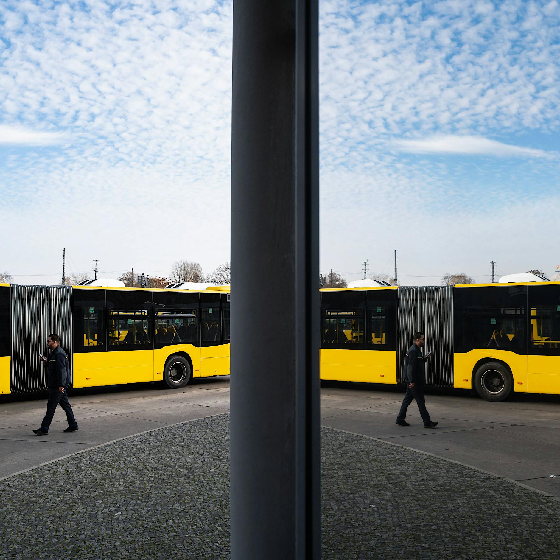 Berlin: Mutter vor den Augen ihrer Kinder in BVG-Bus niedergestochen